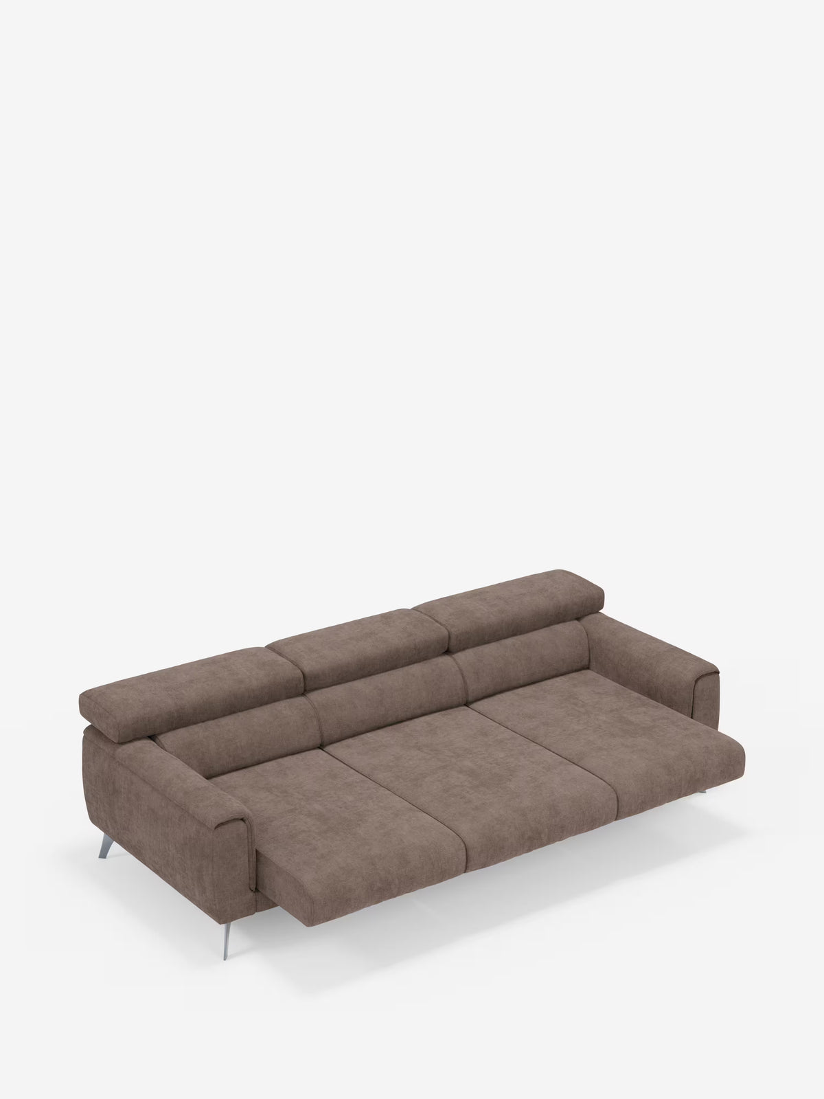 Un moderno divano Caravaggio a 4 posti con tre sedute scorrevoli di Divani.Store, realizzato in tessuto T31 resistente alle macchie, si caratterizza per il profilo ribassato e può essere esteso fino a diventare un letto piatto. È dotato di due braccioli, tre sezioni scorrevoli per seduta e schienale con poggiatesta reclinabili e poggia su quattro sottili gambe in metallo. Il prodotto è ripreso su uno sfondo bianco a tinta unita.