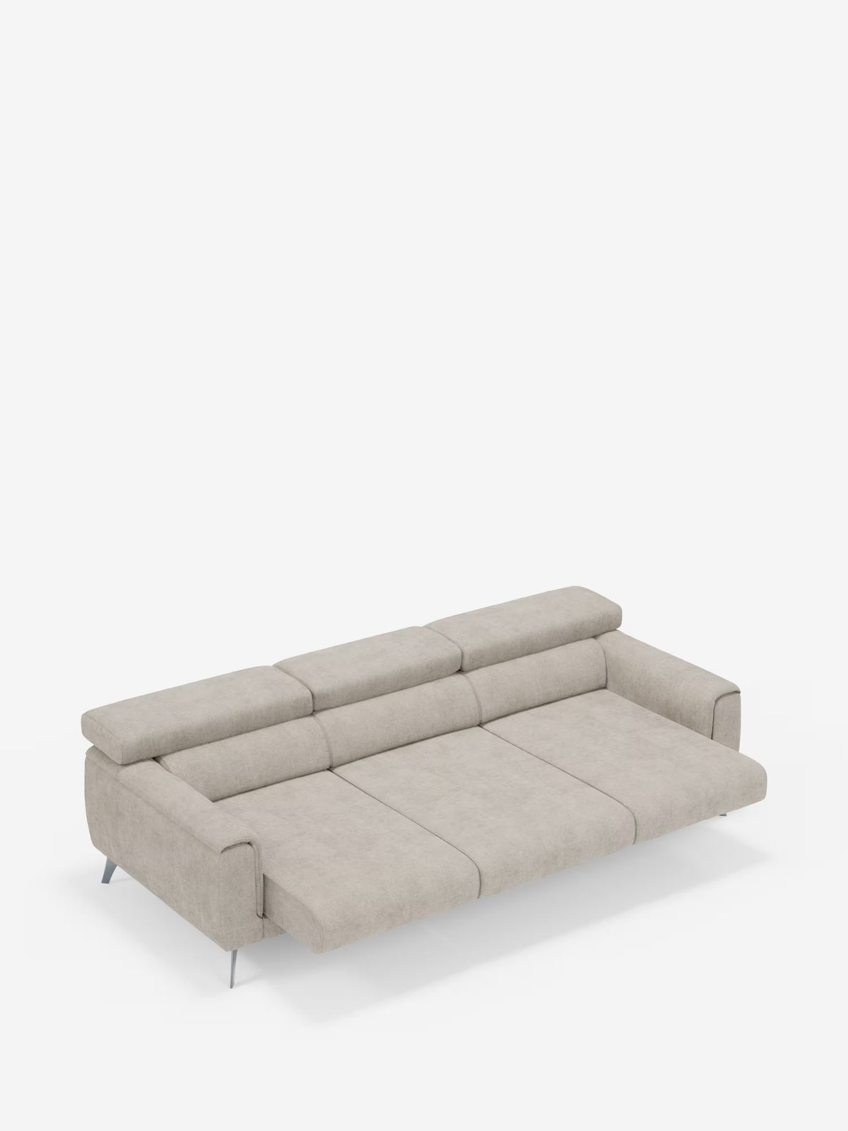 Un divano Caravaggio a 4 posti con tre sedute scorrevoli di Divani.Store, color beige chiaro, caratterizzato da gambe in metallo, ampi braccioli e poggiatesta regolabili a tre sezioni in tessuto T31 facile da pulire, è esposto in posizione distesa, simile a un letto, su uno sfondo bianco a tinta unita.