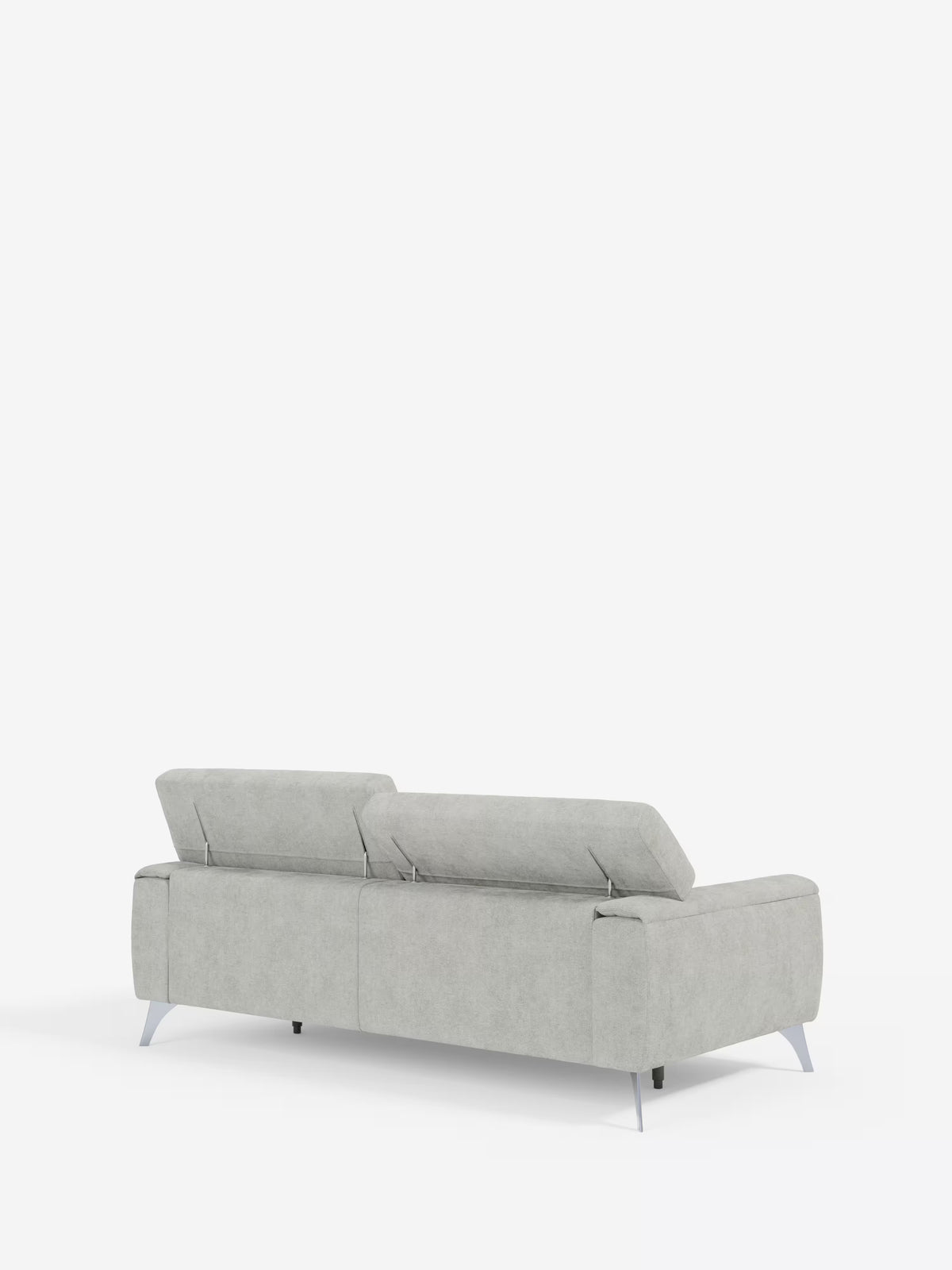 Viene mostrato di retro un divano Caravaggio moderno, di colore grigio chiaro, a 2 e 3 posti, con sedute allungabili e poggiatesta reclinabili, rivestito in elegante tessuto smacchiabile T31 di Divani.Store. Questo divano lineare presenta linee pulite, cuciture discrete e gambe angolate in metallo, su uno sfondo bianco a tinta unita.