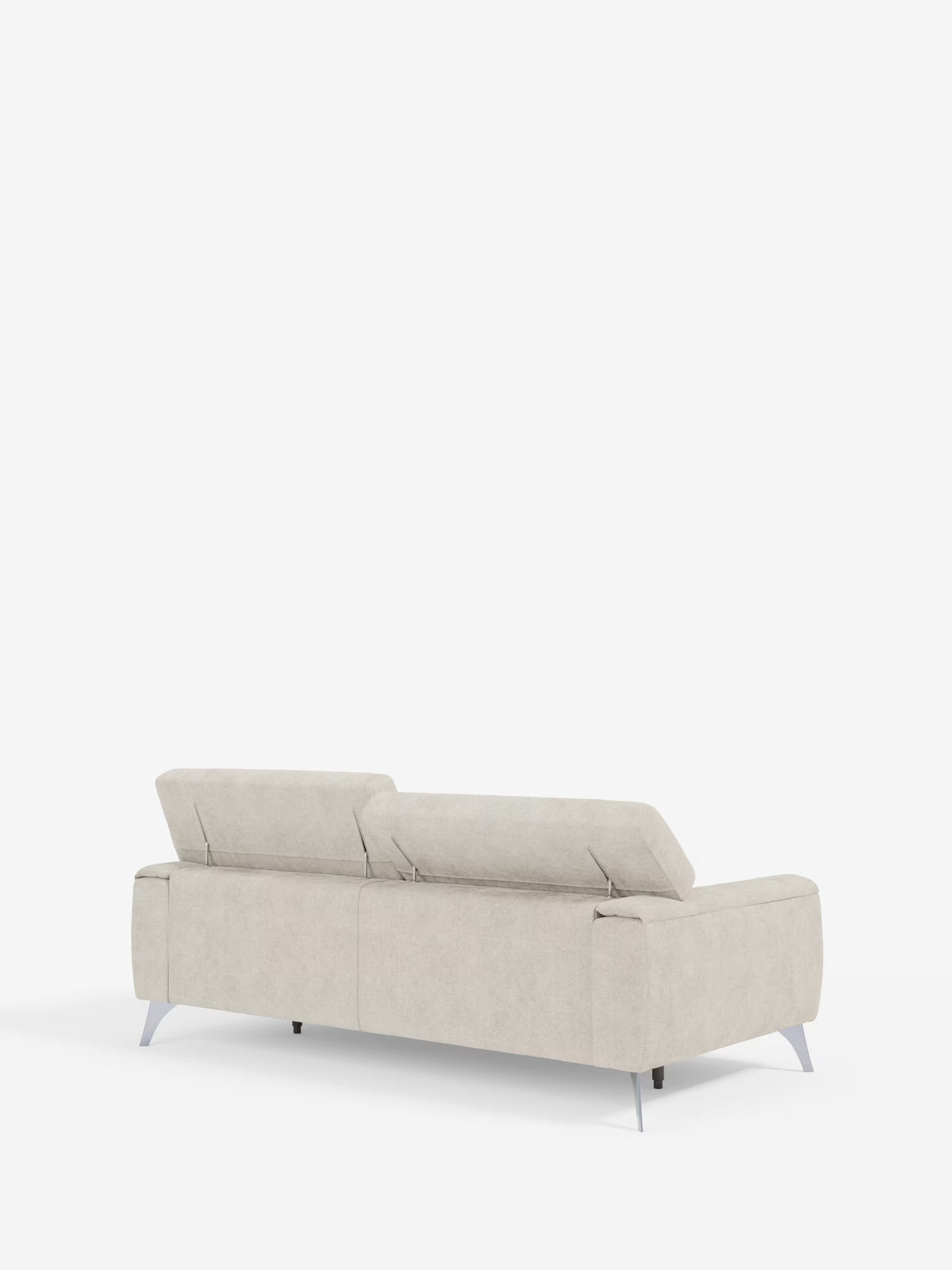 Un divano Caravaggio a 2 e 3 posti di Divani.Store, dal design elegante e in beige chiaro — dotato di sedute allungabili e poggiatesta reclinabili, rivestito in un elegante tessuto T31 resistente alle macchie — è raffigurato di retro su uno sfondo bianco a tinta unita. Con le sue gambe angolari in metallo e le linee pulite e prive di cuscini, questo divano moderno è un complemento perfetto per qualsiasi soggiorno contemporaneo.