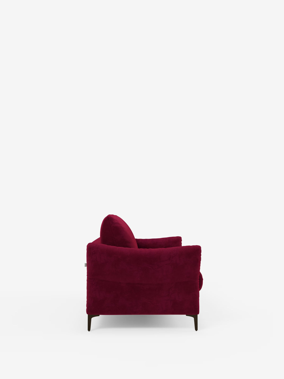 Vista laterale del divano letto Dalia a 2, 3 e 4 posti con materasso H18 di Divani.Store: una lussuosa poltrona rivestita in tessuto T30 effetto velluto, moderno e resistente alle macchie, in rosso intenso. L'imbottitura morbida, i due braccioli che offrono un ottimo sostegno e le robuste gambe in legno scuro garantiscono comfort e stile. Su uno sfondo bianco a tinta unita, questo elegante complemento d’arredo cattura l’attenzione come punto focale dell’immagine.