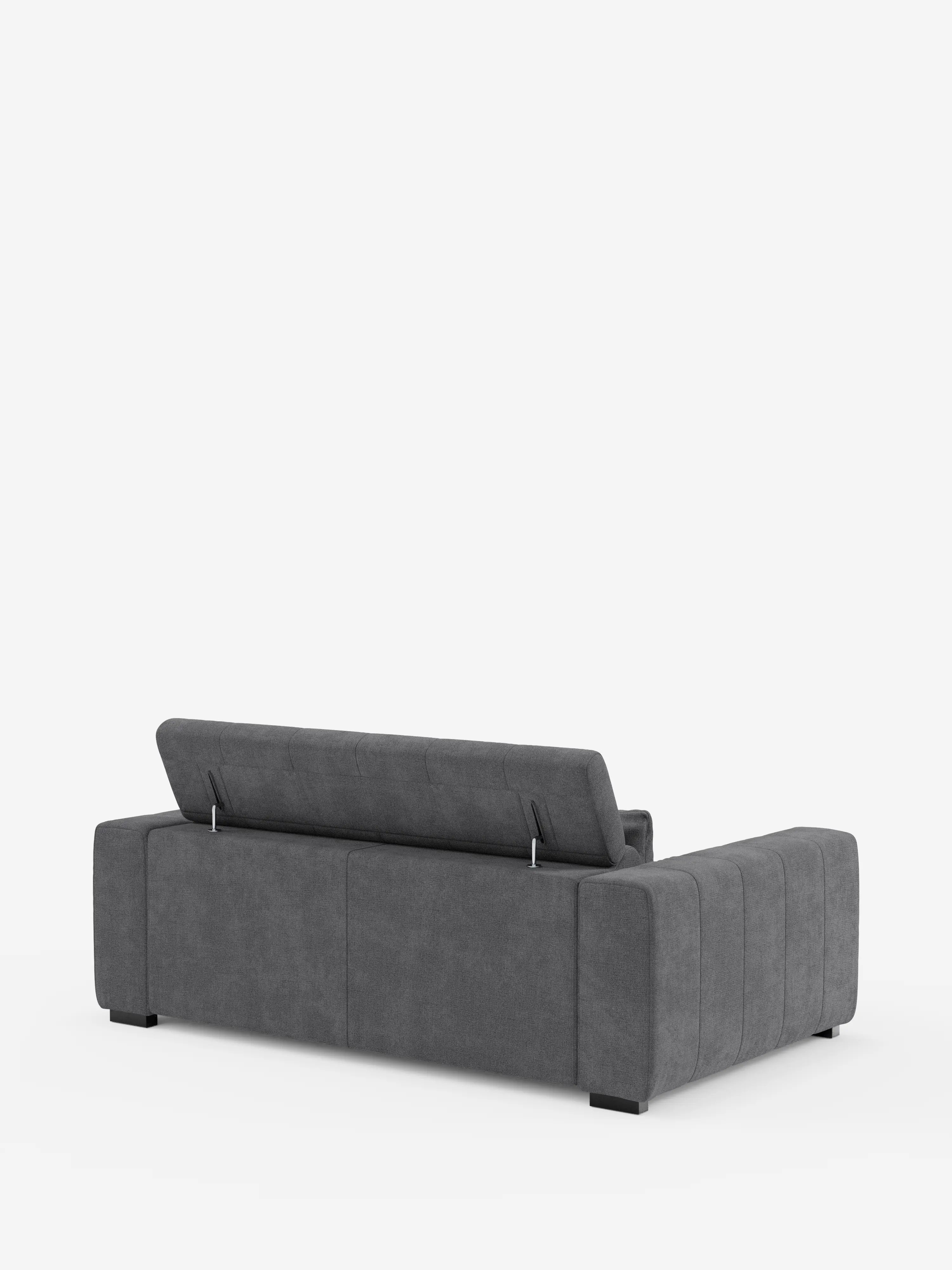 Un divano a 3 posti in stile dorico contemporaneo, di colore grigio scuro, di Divani.Store, con sedute allungabili tramite meccanismo relax elettrico e un ampio schienale parzialmente rialzabile che rivela uno spazio di contenimento nascosto. Questo elegante divano sfoderabile in tessuto smacchiabile T23 è caratterizzato da braccioli spessi e morbidi e poggia su gambe corte di colore nero. Lo sfondo è bianco a tinta unita.