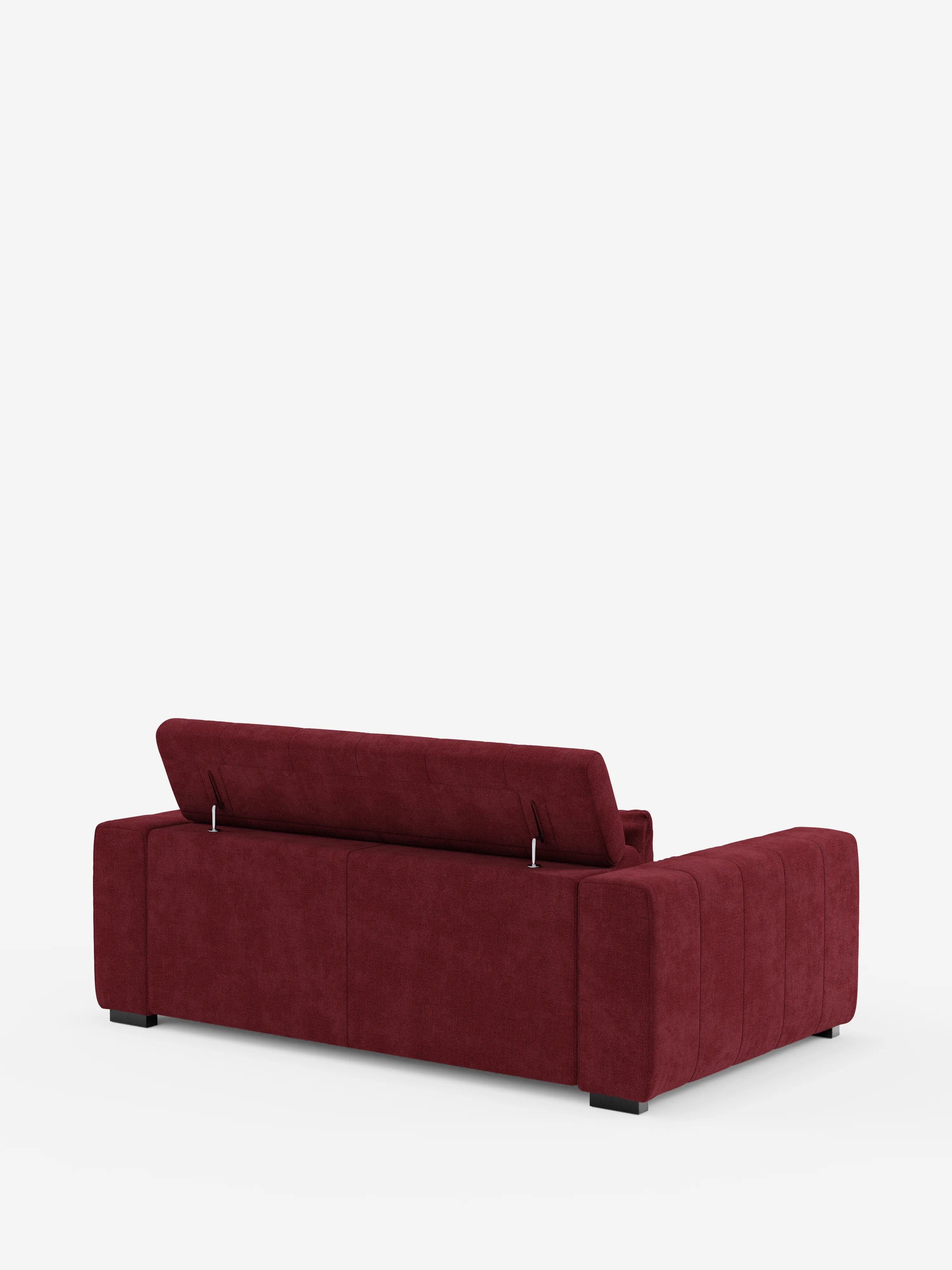 Un divano a 3 posti in stile dorico color bordeaux di Divani.Store è ripreso da dietro su uno sfondo bianco. Lo schienale imbottito è parzialmente sollevato, rivelando un vano portaoggetti all’interno del divano. Questo modello dal design moderno è caratterizzato da linee rette e da sottili cuciture orizzontali, con sedute reclinabili elettricamente e un poggiatesta reclinabile in tessuto T23 resistente alle macchie.