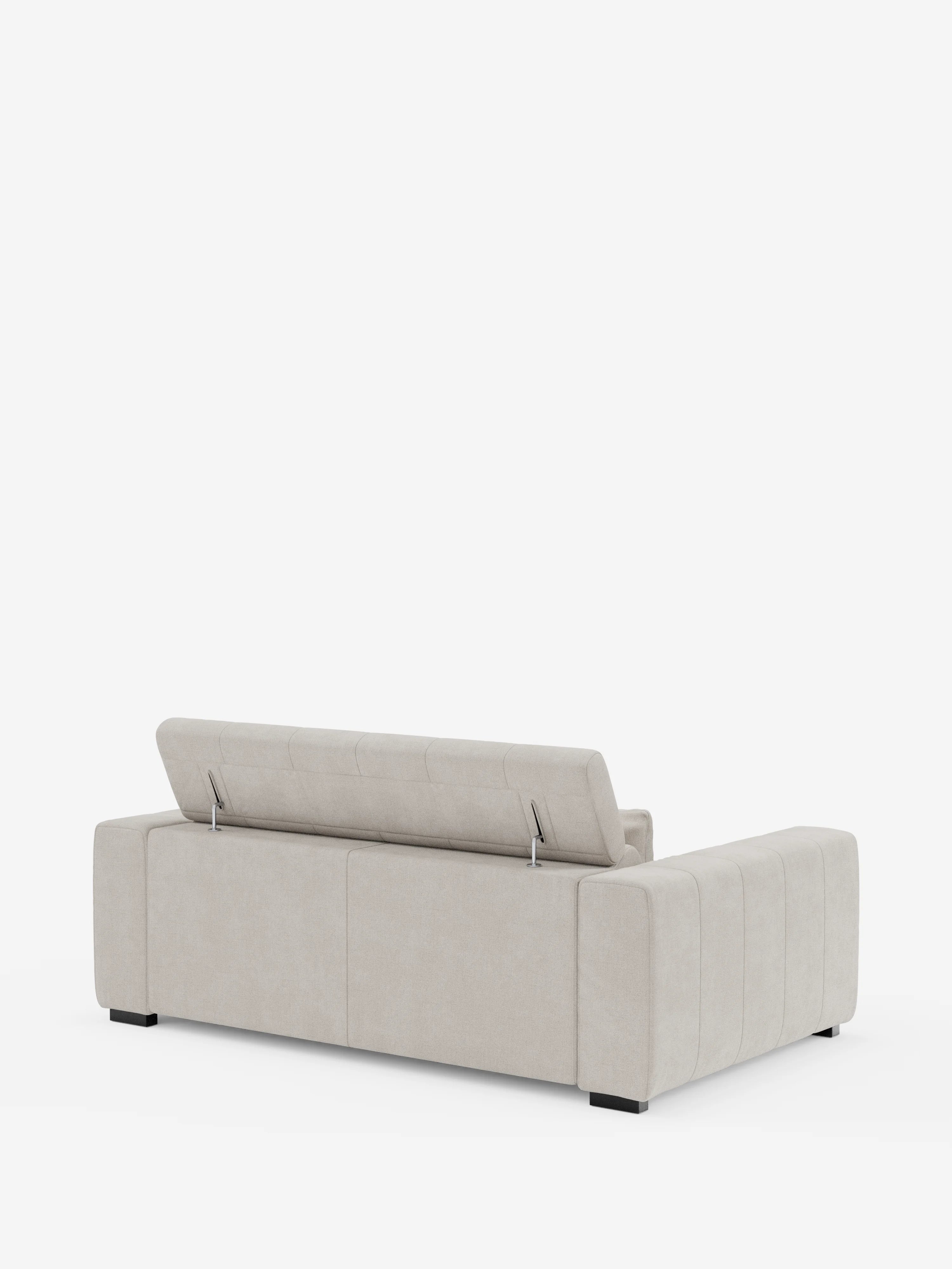 Un divano a 3 posti in stile dorico moderno, color beige chiaro, con sedute allungabili tramite meccanismo relax elettrico di Divani.Store, è raffigurato visto da dietro, con lo schienale parzialmente sollevato per rivelare un vano portaoggetti nascosto all’interno. Il divano presenta ampi braccioli imbottiti e gambe corte nere, che risaltano su uno sfondo bianco a tinta unita. Il design include poggiatesta reclinabili ed è rivestito in tessuto T23 facile da pulire.