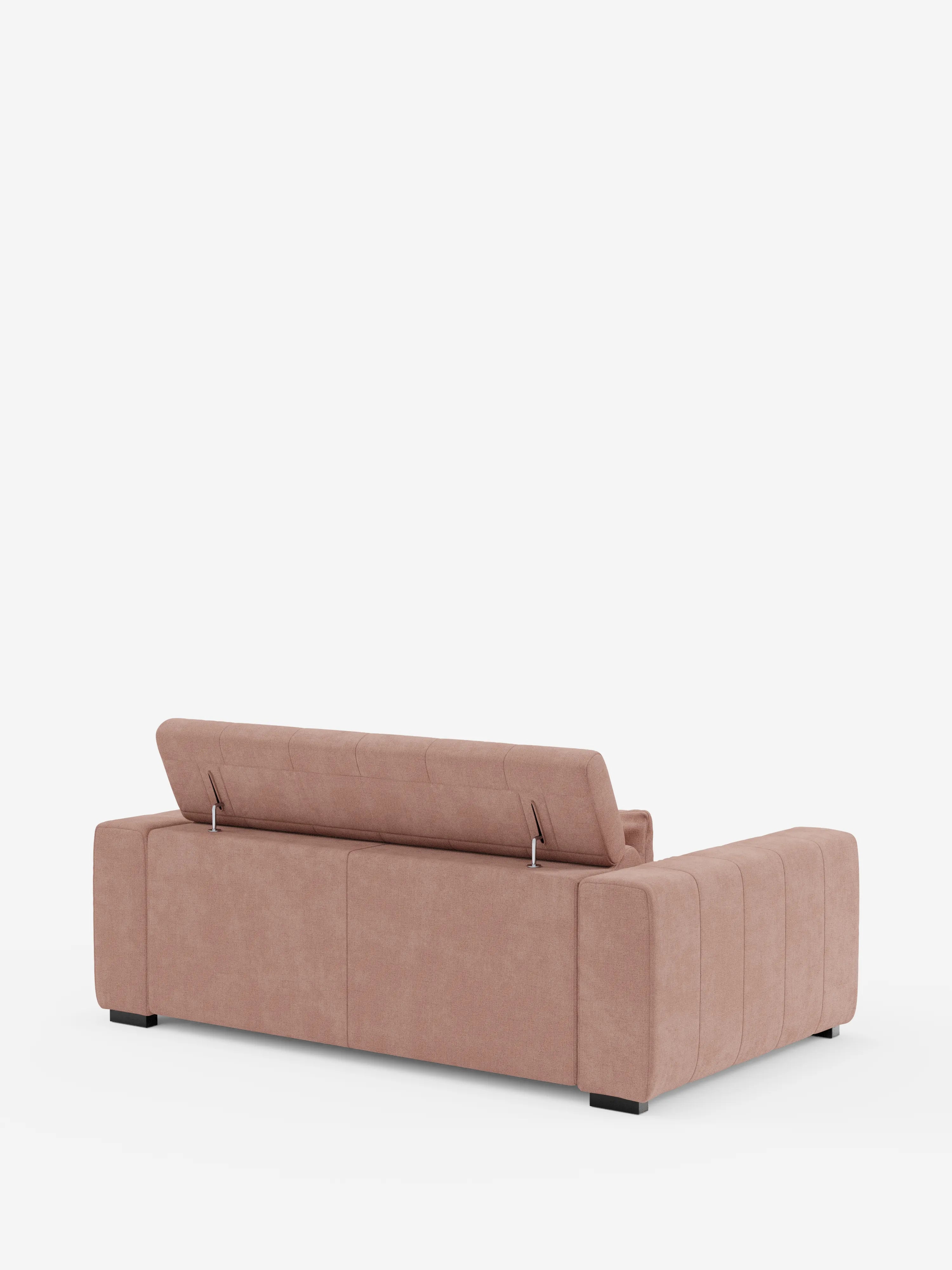 Il divano a tre posti Doric di Divani.Store è qui raffigurato visto da dietro, con lo schienale parzialmente sollevato che rivela un ampio vano portaoggetti nascosto. Questo sofisticato divano a tre posti presenta ampi braccioli, sottili dettagli di cuciture verticali e poggia su piedini neri corti. Rivestito in tessuto T23 antimacchia, con sedute estensibili elettricamente e poggiatesta reclinabile, spicca con eleganza su uno sfondo bianco a tinta unita.