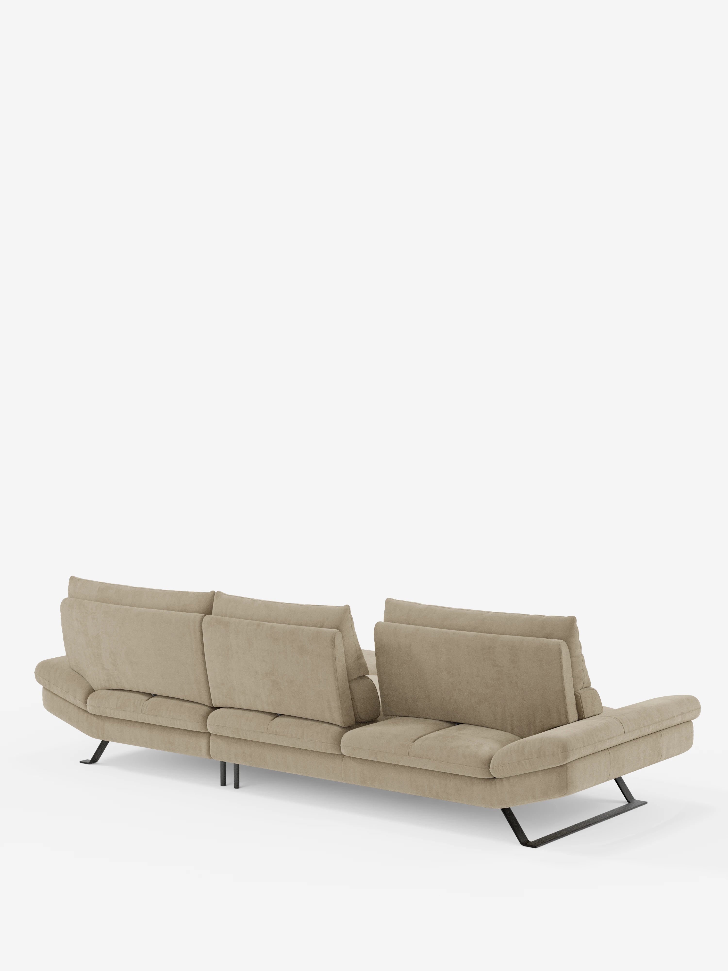 Il divano angolare Eclipse con penisola e schienali traslanti in microfibra tecnica smacchiabile T11 di Divani.Store è un moderno divano beige con schienali regolabili (schienali traslanti), caratterizzato da sottili gambe in metallo nero e da un rivestimento morbido e facile da pulire. Raffigurato su uno sfondo bianco a tinta unita e visto di retro da un'angolazione obliqua, il suo design è minimalista e contemporaneo.