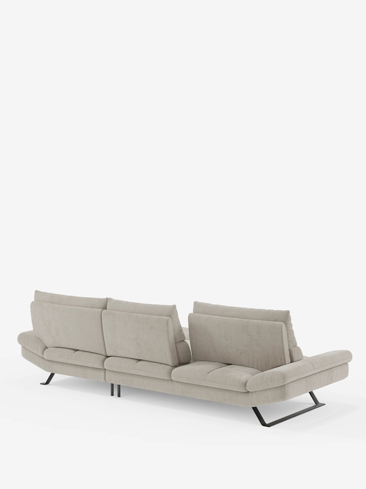 Il divano angolare Eclipse con penisola e schienali traslanti in microfibra tecnica smacchiabile T11 di Divani.Store è un divano componibile moderno, di colore beige chiaro, dotato di schienali regolabili e gambe in metallo nero. Ripreso di retro e di profilo su uno sfondo bianco, il suo design elegante e minimalista esalta sia il comfort che lo stile contemporaneo.