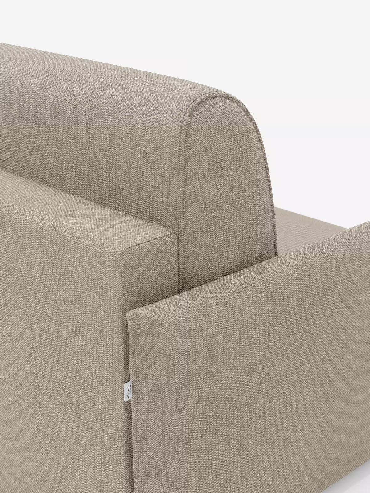 Primo piano della poltrona letto compatta Evans con materasso di Divani.Store, rivestita in tessuto T23 beige chiaro resistente alle macchie. L’immagine ne mette in risalto le linee pulite, gli angoli retti e una discreta etichetta in tessuto sul bracciolo che riporta il marchio su uno sfondo bianco a tinta unita: un’elegante soluzione salvaspazio che si integra perfettamente con gli interni contemporanei o si abbina perfettamente ad arredi funzionali come una poltrona letto singola.
