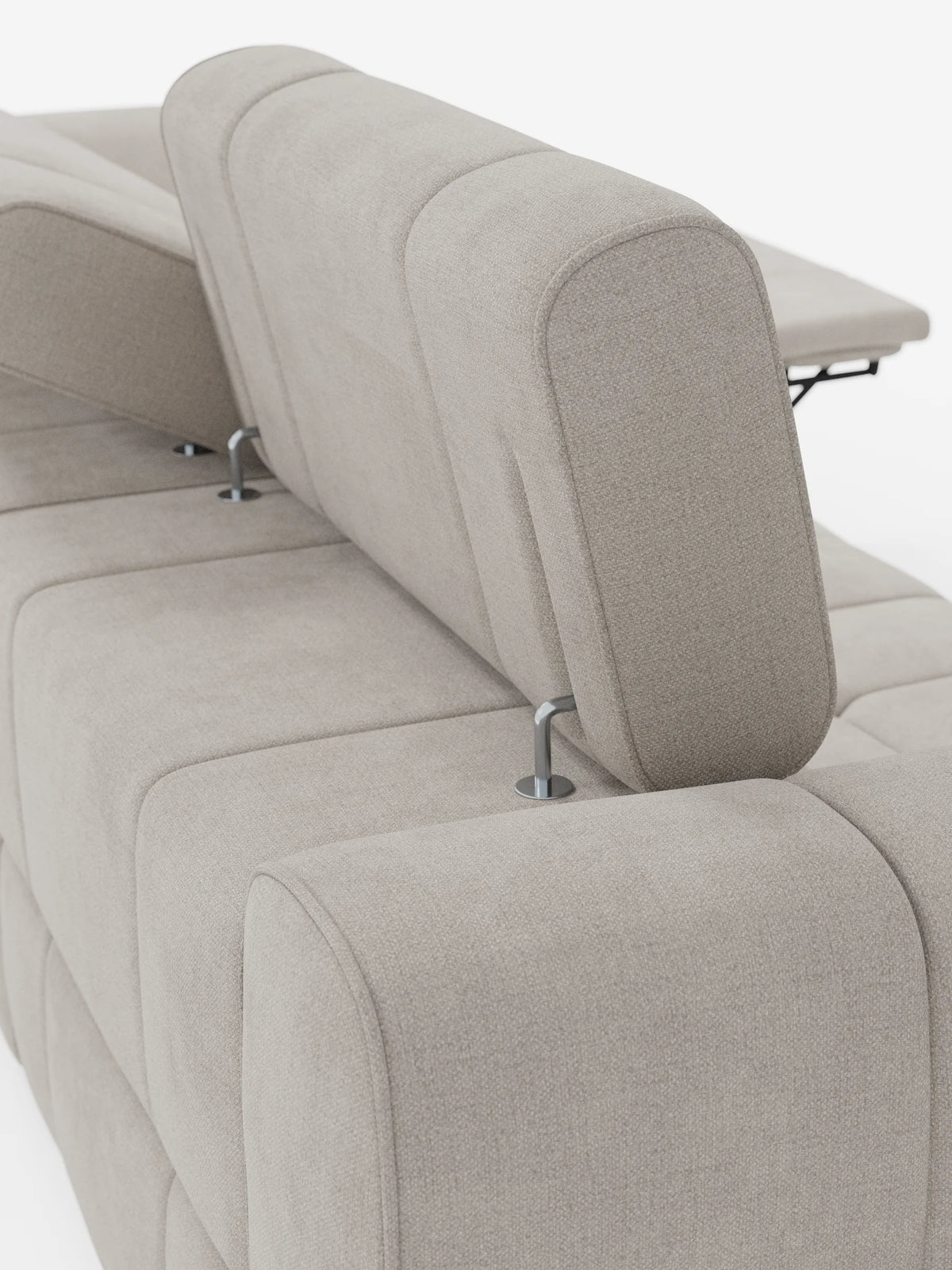 Vista posteriore del divano modulare Giotto a 4 posti, rivestito in tessuto beige, con poggiatesta reclinabili e funzione relax elettrica opzionale in tessuto smacchiabile T23, caratterizzato da poggiatesta rettangolari regolabili su sottili supporti metallici.