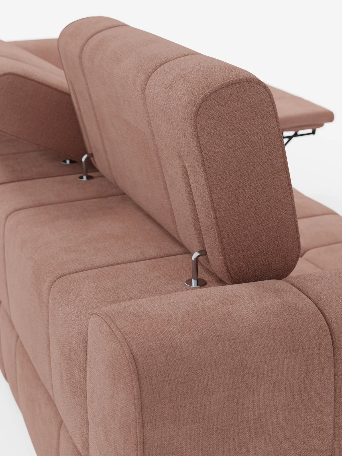 Divano modulare Giotto a 4 posti con poggiatesta reclinabili e funzione relax elettrica opzionale, rivestito in tessuto smacchiabile T23 color dusty rose, con poggiatesta regolabile, sottili montanti in metallo argentato e morbido rivestimento testurizzato su fondo bianco.