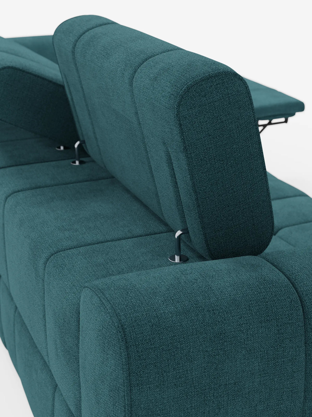 Un primo piano di un divano modulare Giotto in stile contemporaneo color verde acqua, a 4 posti, con poggiatesta reclinabili e funzione relax elettrica opzionale, rivestito in tessuto smacchiabile T23 su sfondo bianco, caratterizzato da poggiatesta regolabili con cerniere argentate e tessuto intrecciato.