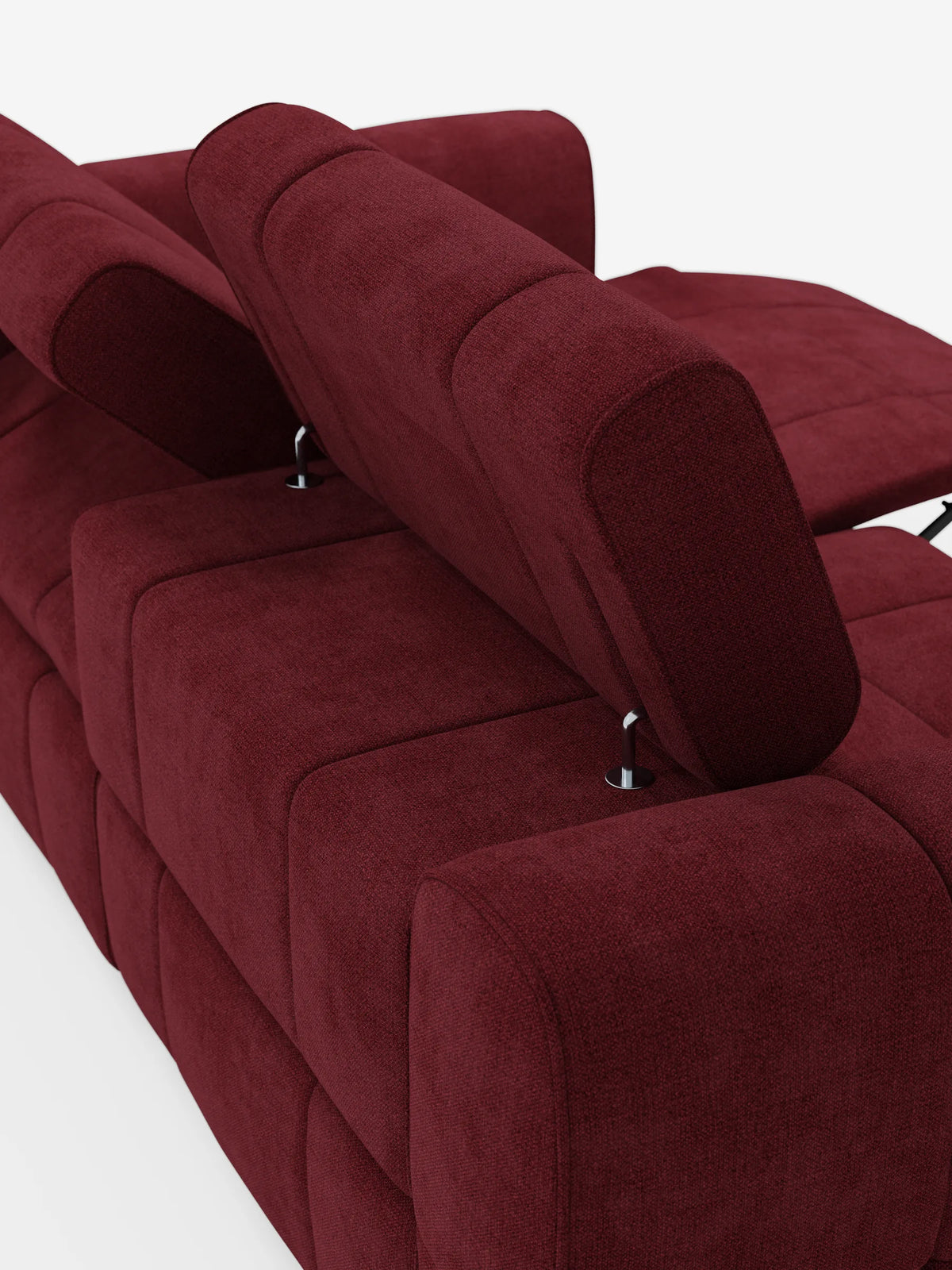 Un divano modulare Giotto a 3 posti color bordeaux, visto da dietro e di profilo, dotato di poggiatesta regolabili con staffe in metallo e rivestimento in tessuto testurizzato, su uno sfondo chiaro a tinta unita.