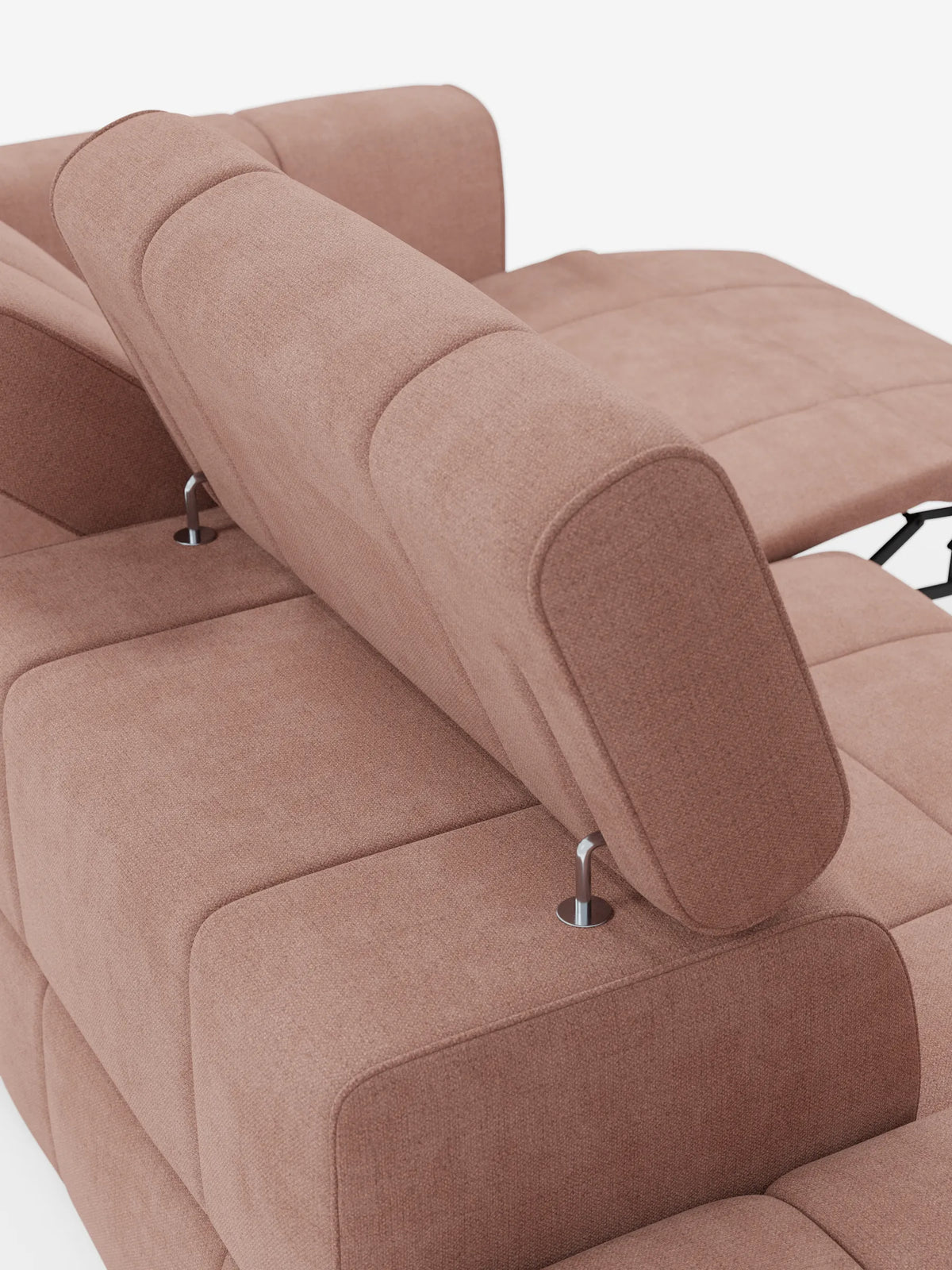 Questo divano componibile Giotto Divano color rosa antico con terminale aperto - opzione relax elettrico in tessuto smacchiabile T23 è dotato di poggiatesta regolabile, poggiapiedi allungabile, finiture metalliche minimaliste e una finitura opaca con effetto testurizzato.