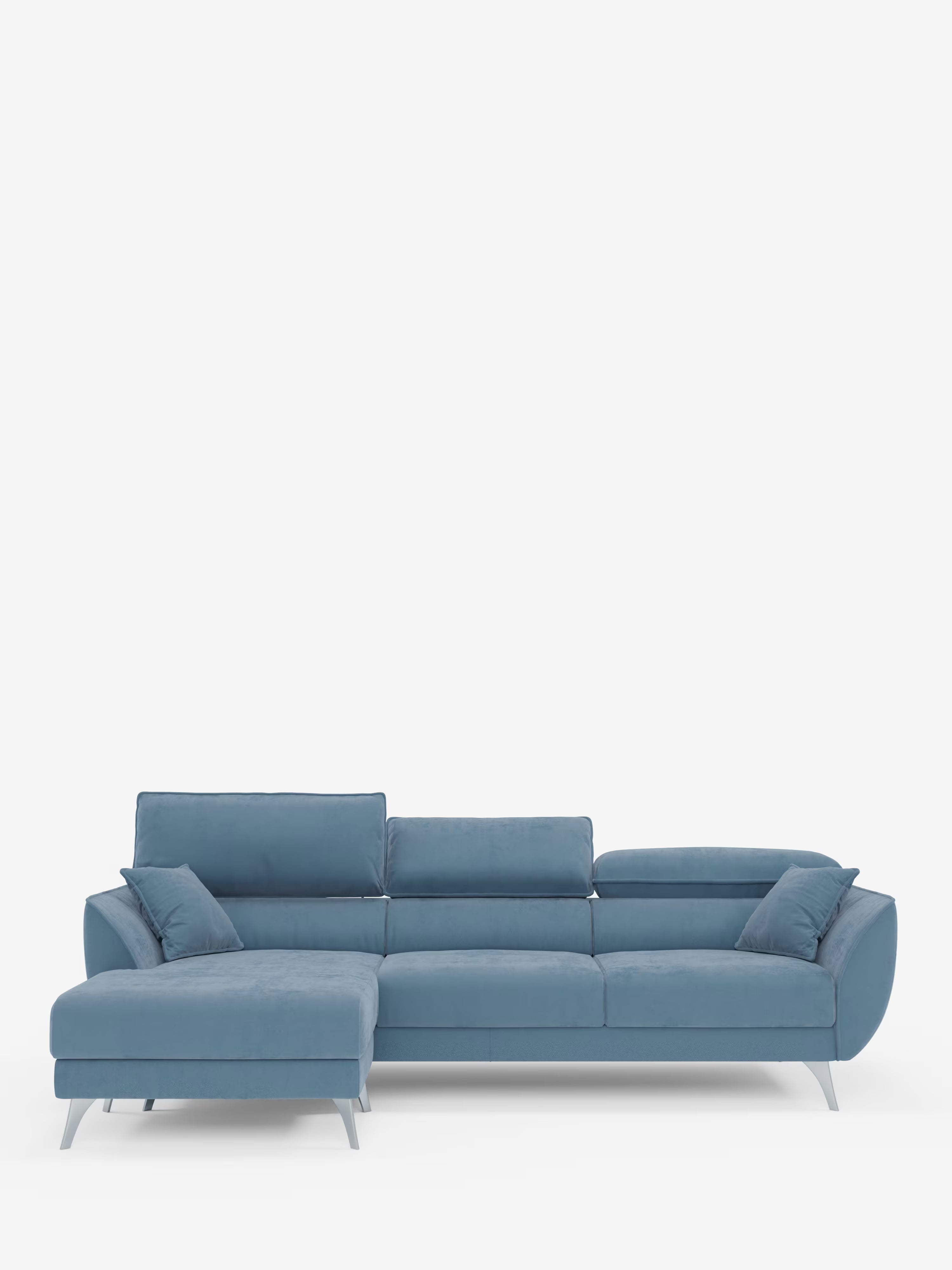 Un divano angolare contemporaneo “Michelangelo” con penisola e sedute estensibili di Divani.Store, rivestito in raffinato tessuto T30 blu effetto velluto antimacchia, caratterizzato da una chaise longue a sinistra, gambe angolate e slanciate, poggiatesta reclinabili regolabili e due cuscini per i braccioli, il tutto su uno sfondo bianco a tinta unita.