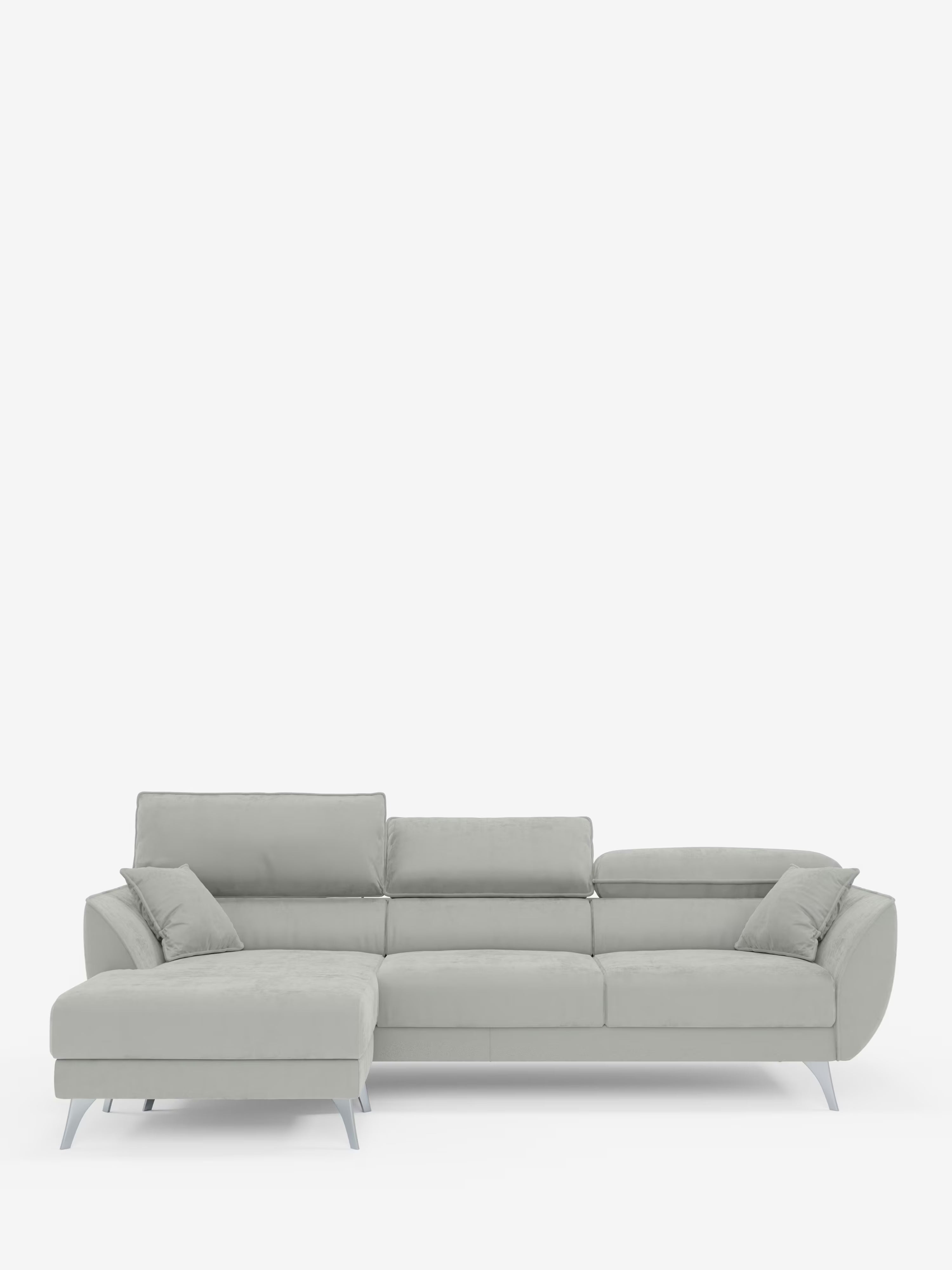 Il divano angolare con penisola e sedute estensibili “Michelangelo” di Divani.Store è un divano componibile a L rivestito in tessuto T30 effetto velluto grigio chiaro, resistente alle macchie. È dotato di una chaise longue sul lato sinistro, due cuscini dello schienale, due piccoli cuscini per i braccioli, sottili gambe in metallo e pratiche sedute estensibili con poggiatesta regolabili, il tutto su uno sfondo bianco a tinta unita.