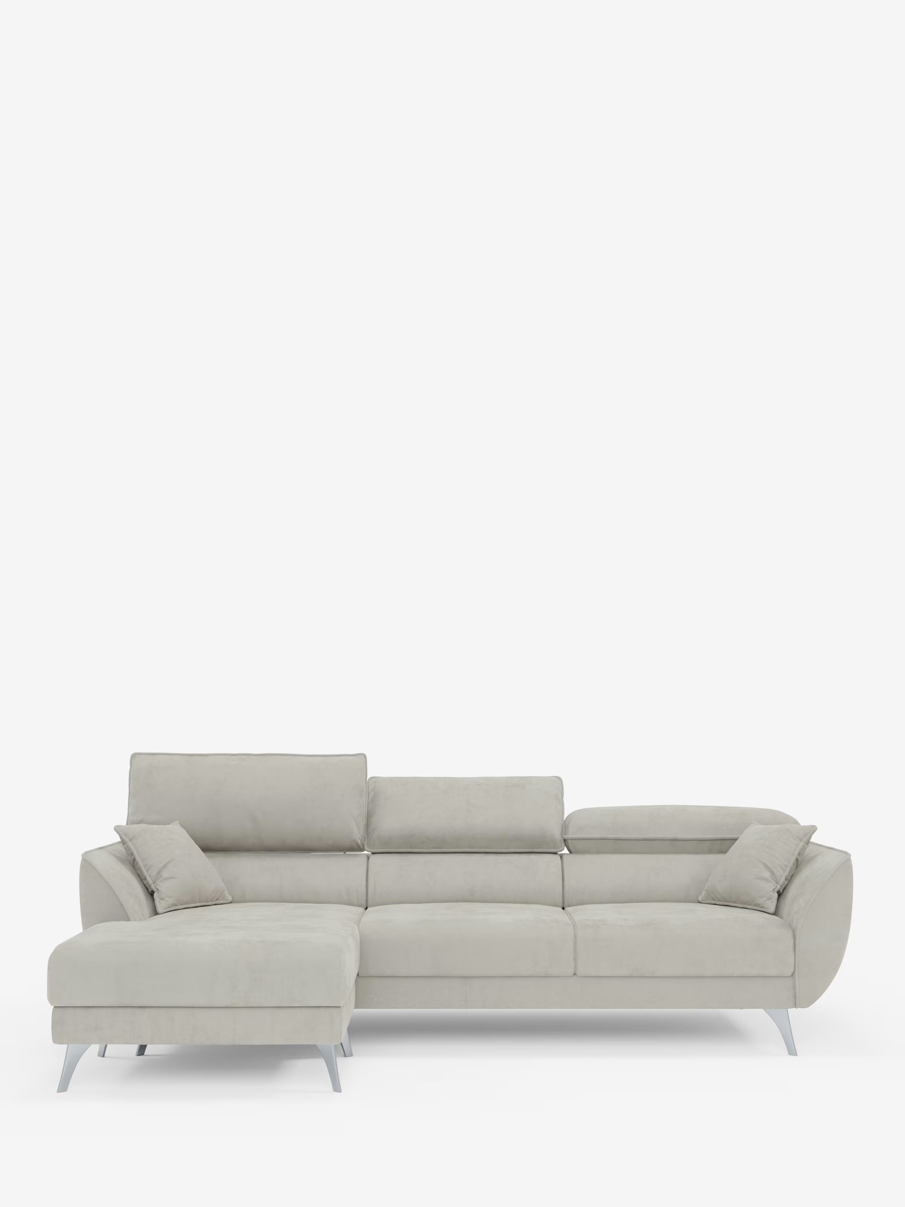 Il divano angolare con penisola e sedute estensibili Michelangelo di Divani.Store è un divano componibile contemporaneo in un elegante grigio chiaro, caratterizzato da linee pulite, gambe in metallo e un raffinato rivestimento smacchiabile effetto vellutino T30. Include poggiatesta regolabili, due cuscini coordinati e un'estensione a chaise longue sul lato sinistro. Su uno sfondo bianco a tinta unita, il design minimalista di questo divano risalta magnificamente.