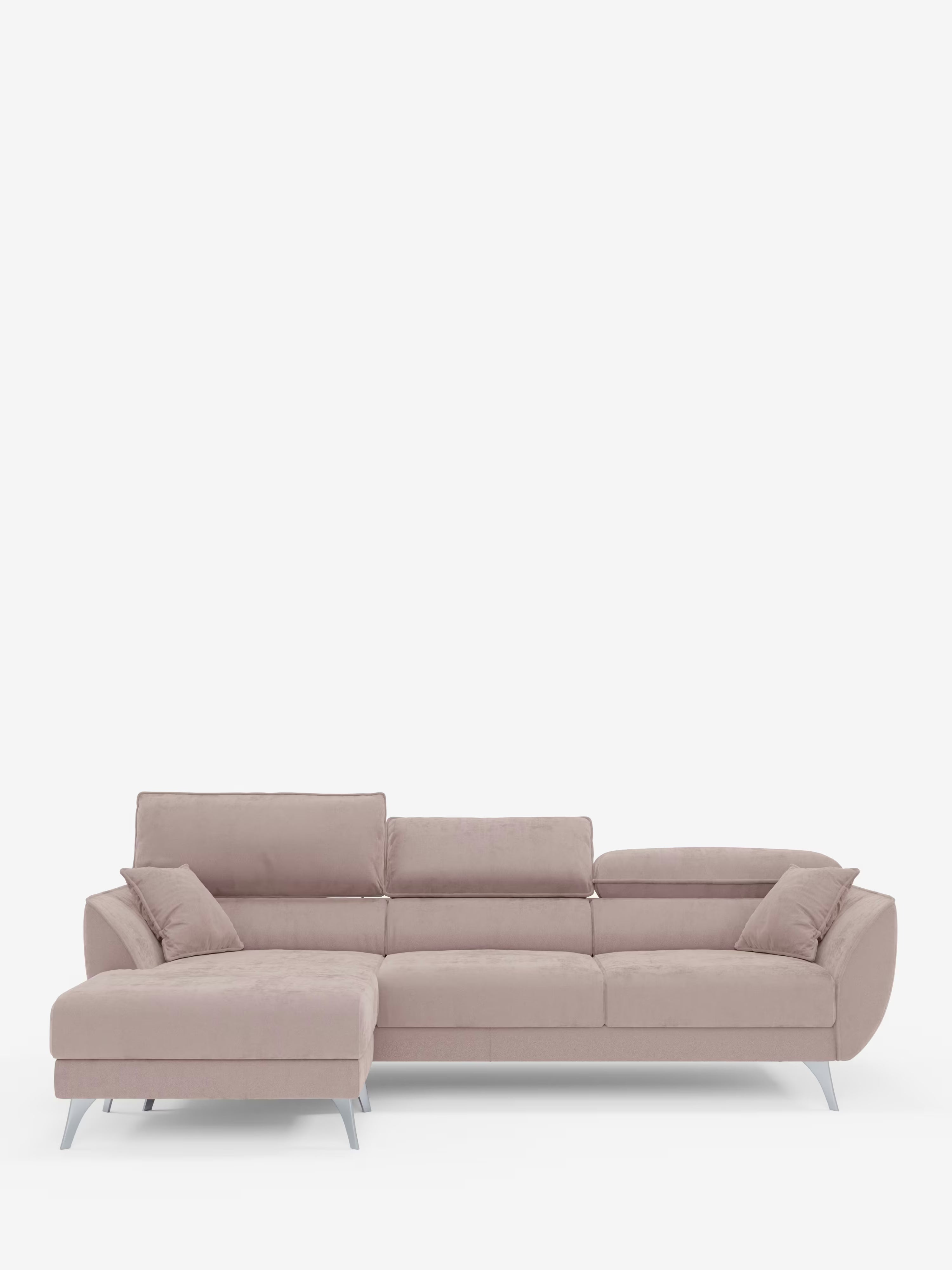 Il divano angolare con penisola e sedute estensibili “Michelangelo” di Divani.Store è un elegante divano componibile a L color beige chiaro, realizzato in raffinato tessuto smacchiabile effetto vellutino T30. Caratterizzato da eleganti gambe in metallo, poggiatesta reclinabili e due cuscini coordinati, questo modello si distingue su uno sfondo bianco. La chaise longue è posizionata sul lato sinistro, offrendo una zona relax configurabile per il massimo comfort e versatilità.