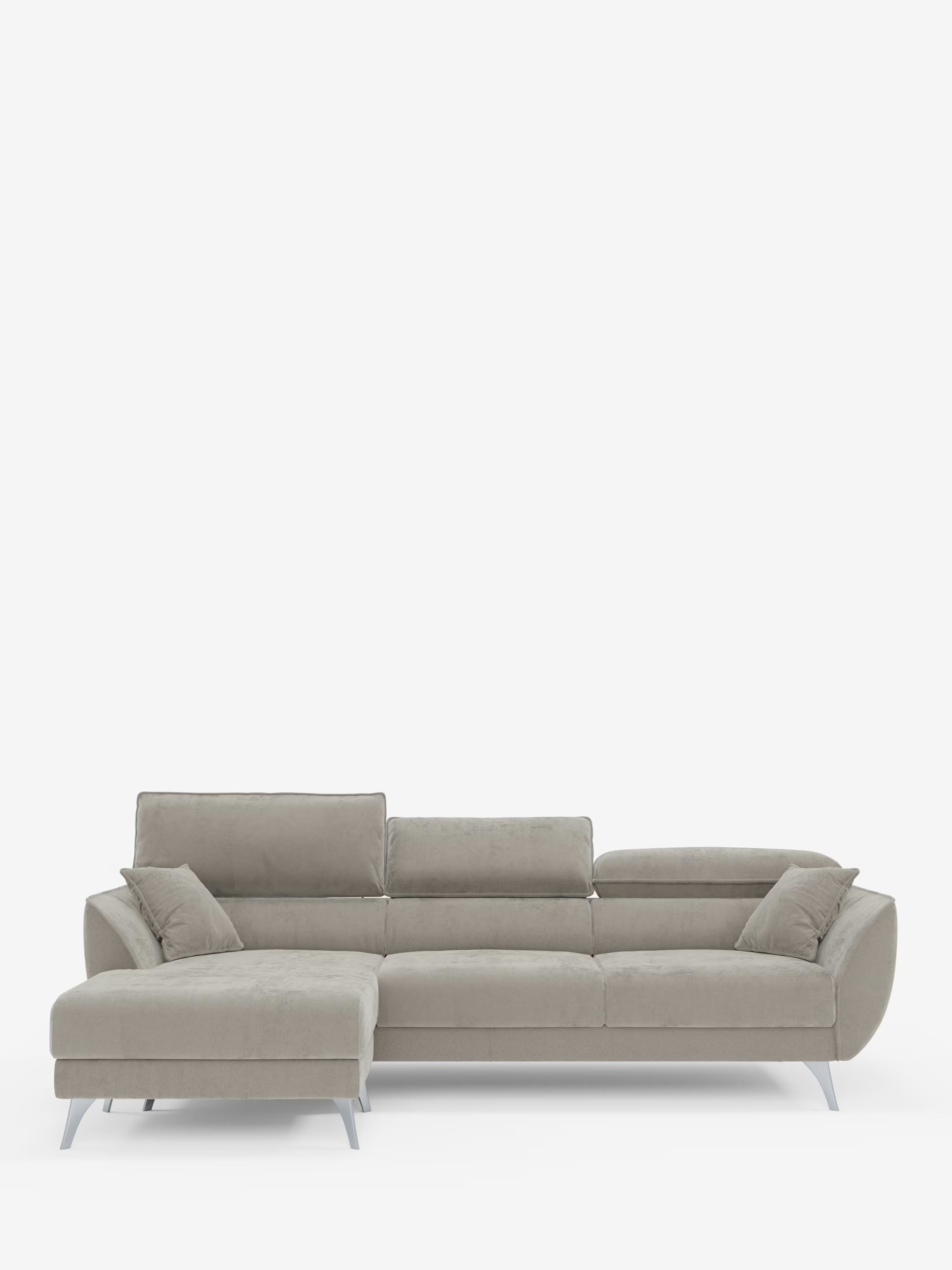Divano angolare Michelangelo grigio chiaro con penisola e sedute estensibili di Divani.Store, rivestito in raffinato tessuto smacchiabile effetto vellutino T30, con chaise longue sul lato sinistro. Questo divano moderno si caratterizza per le linee pulite, gli schienali bassi con poggiatesta reclinabili e le sottili gambe angolari in metallo. Due cuscini coordinati sono posizionati alle due estremità per valorizzare la tua zona relax configurabile, che si staglia su uno sfondo bianco a tinta unita.