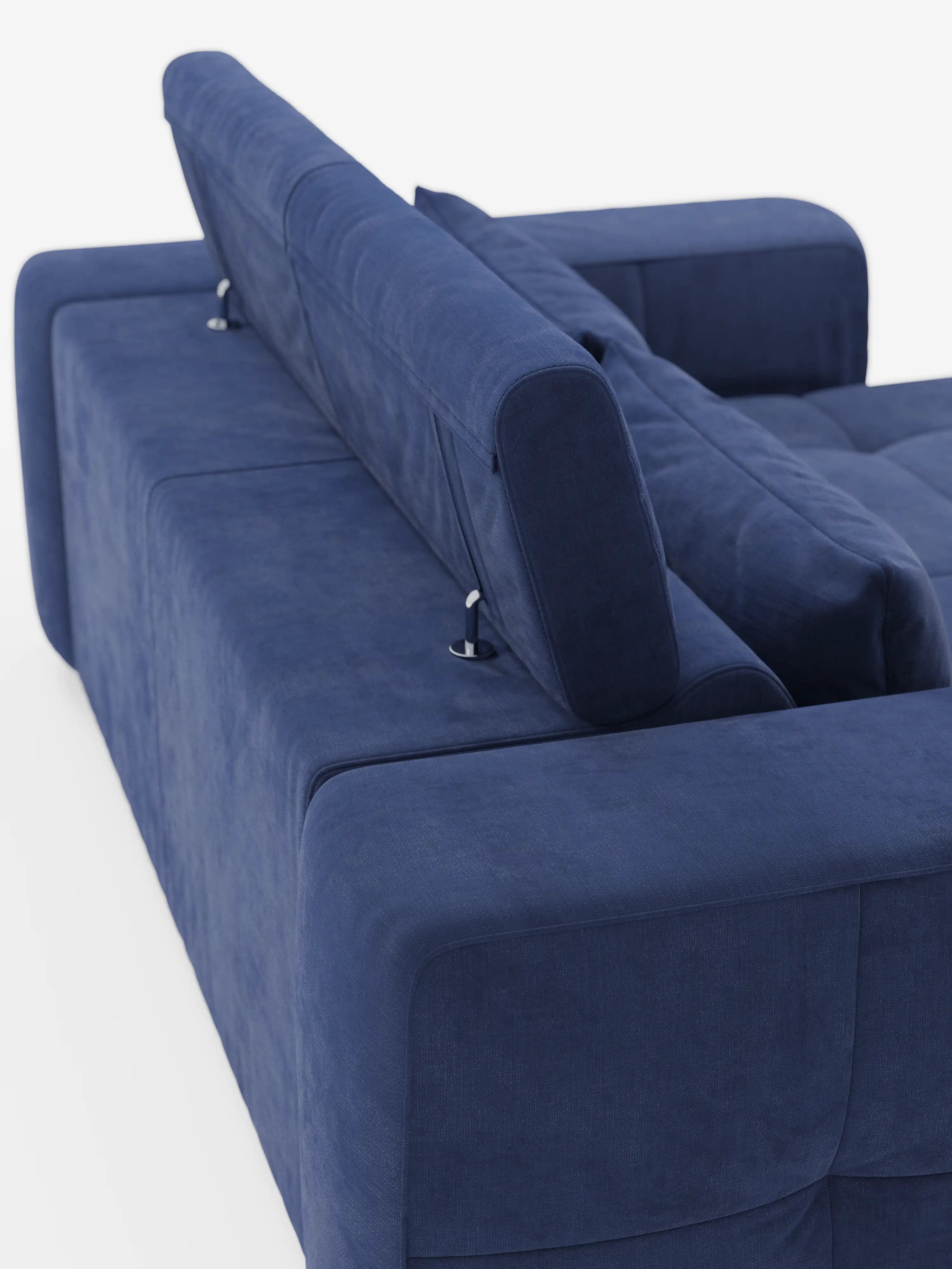 Il divano contemporaneo blu “Monarch Divano con Relax Elettrico” di Divani.Store, dotato di sedute allungabili e poggiatesta reclinabili, è ripreso da dietro in un’angolazione che ne mette in risalto i poggiatesta regolabili con leve di regolazione in metallo. Il rivestimento è realizzato in morbido tessuto T31 resistente alle macchie, che gli conferisce un aspetto vellutato. Il prodotto è fotografato su uno sfondo bianco a tinta unita.