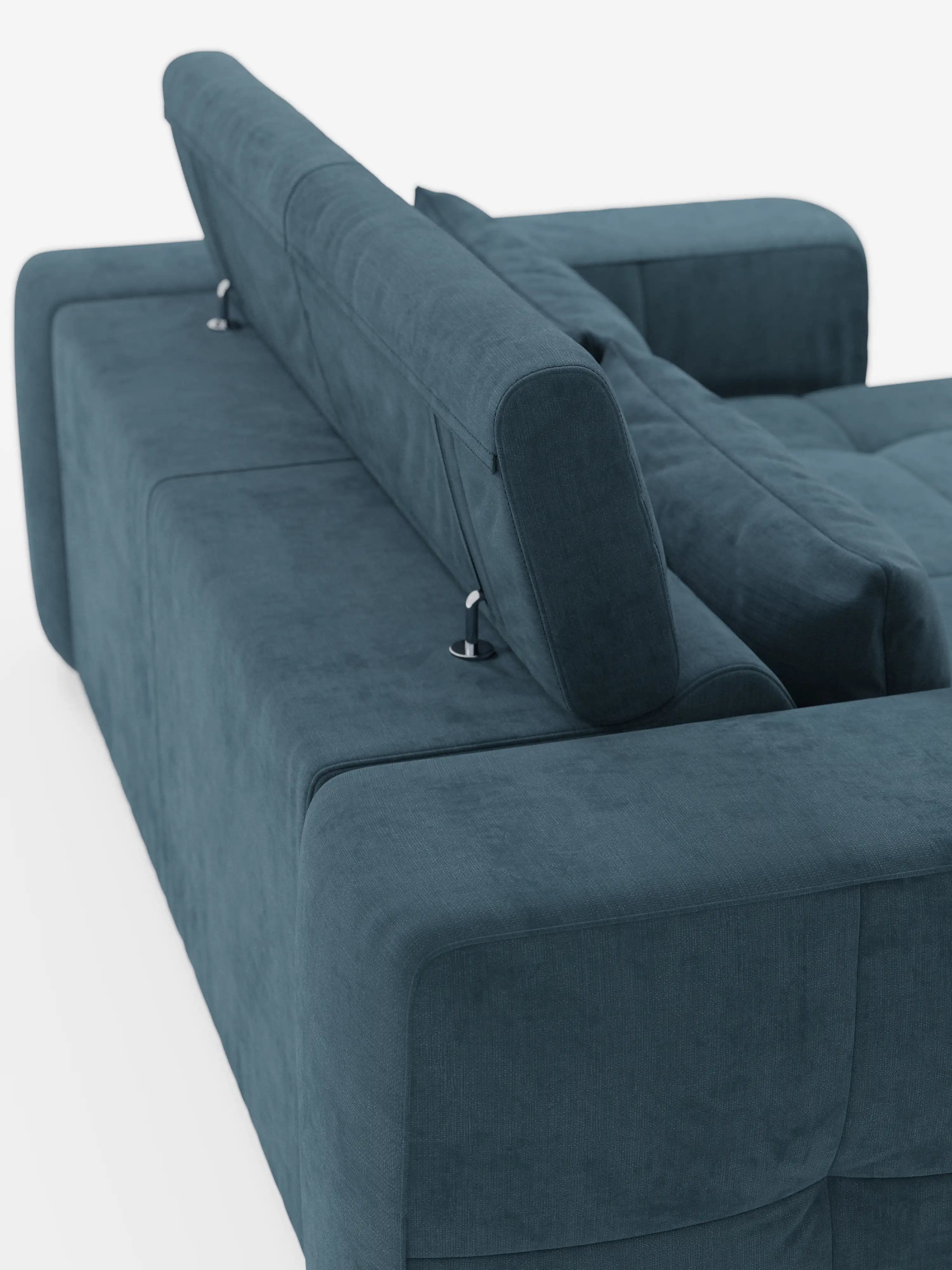 Il divano contemporaneo Monarch Divano con Relax Elettrico per l’allungamento delle sedute e poggiatesta reclinabile di Divani.Store, in colore verde acqua, è ripreso da dietro in un’angolazione che ne mette in risalto i poggiatesta regolabili e i braccioli ampi e imbottiti. Caratterizzato da un design minimalista con bordi arrotondati, linee morbide e rivestito in tessuto T31 facile da pulire, questo divano incarna il comfort e l’eleganza moderna su uno sfondo bianco a tinta unita.