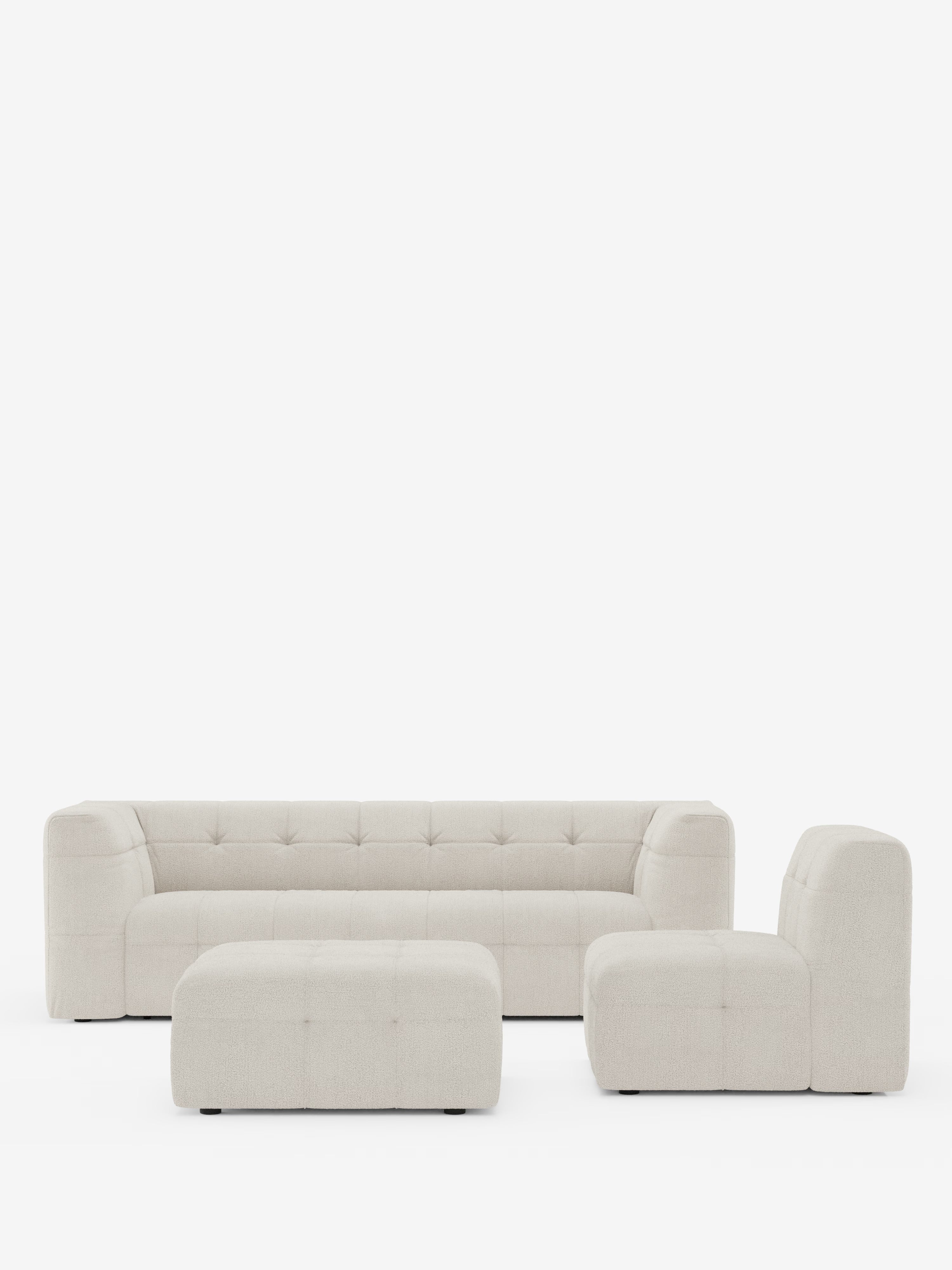 Un set da salotto contemporaneo e minimalista per un soggiorno moderno, con il divano angolare componibile e modulare Mosaic in bouclé: capitonné e design in tessuto antimacchia T21 di Divani.Store: un ampio divano componibile bianco sporco con finitura capitonné, abbinato a una poltrona senza braccioli e a un pouf rettangolare coordinati, tutti rivestiti in tessuto coordinato antimacchia e disposti con gusto su uno sfondo bianco.