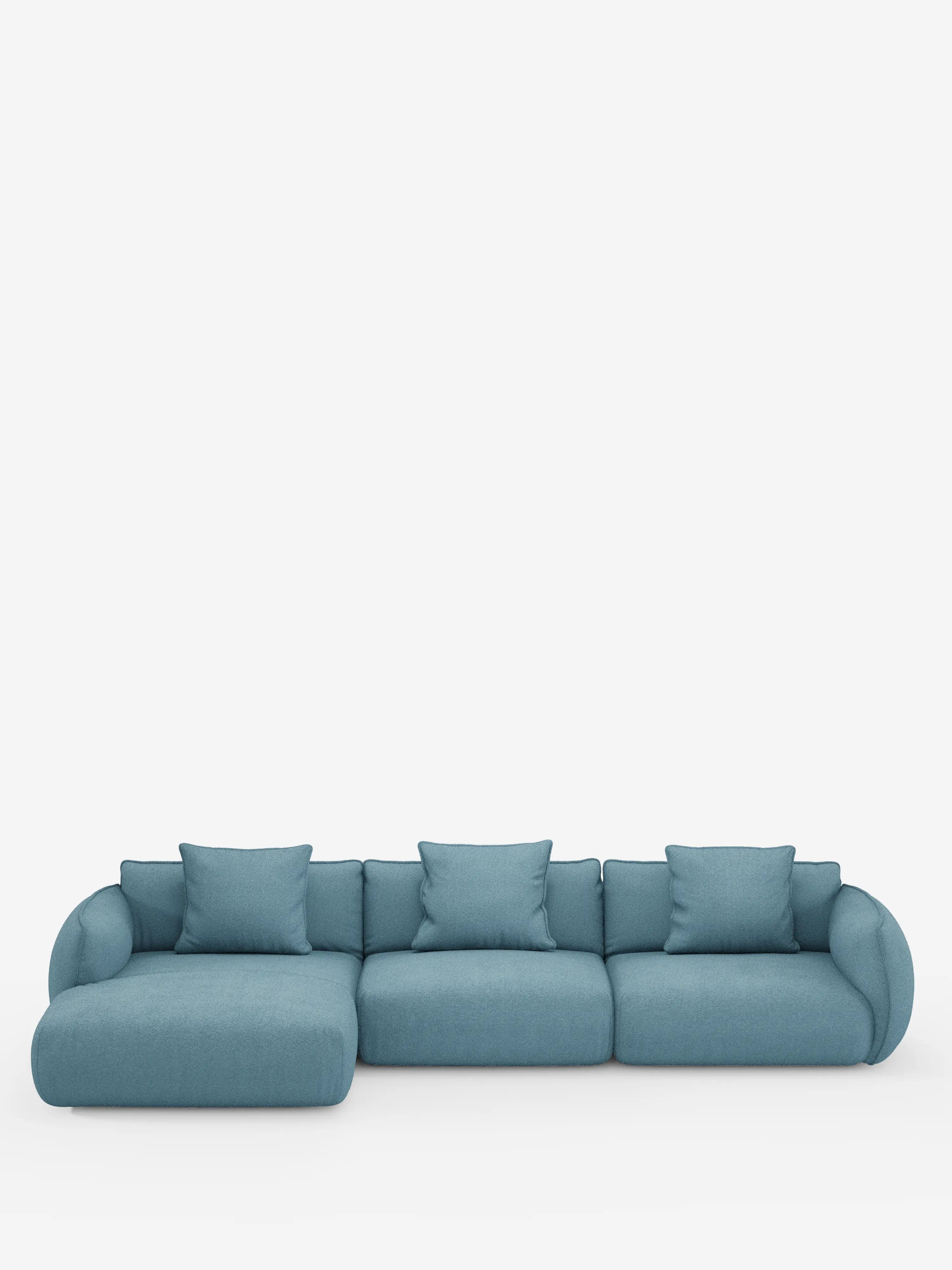 Il divano angolare con penisola componibile Nimbus in morbido tessuto effetto cotone smacchiabile T33 di Divani.Store è un moderno divano componibile blu a tre posti con chaise longue orientata a sinistra, caratterizzato da cinque cuscini quadrati abbinati e braccioli arrotondati, il tutto su uno sfondo bianco semplice e pulito.