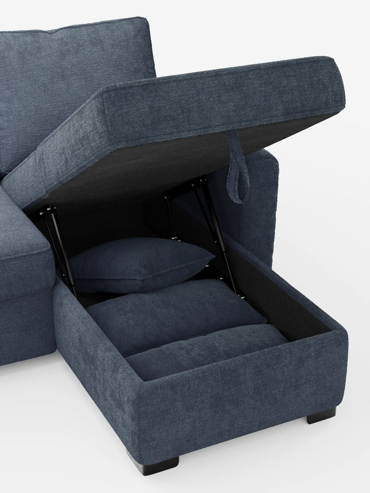 Un divano letto Ottaviano blu scuro con letto estraibile – penisola reversibile e contenitore in tessuto materico smacchiabile – presenta una chaise longue la cui seduta, una volta sollevata, rivela un vano contenitore nascosto contenente due cuscini rettangolari coordinati.