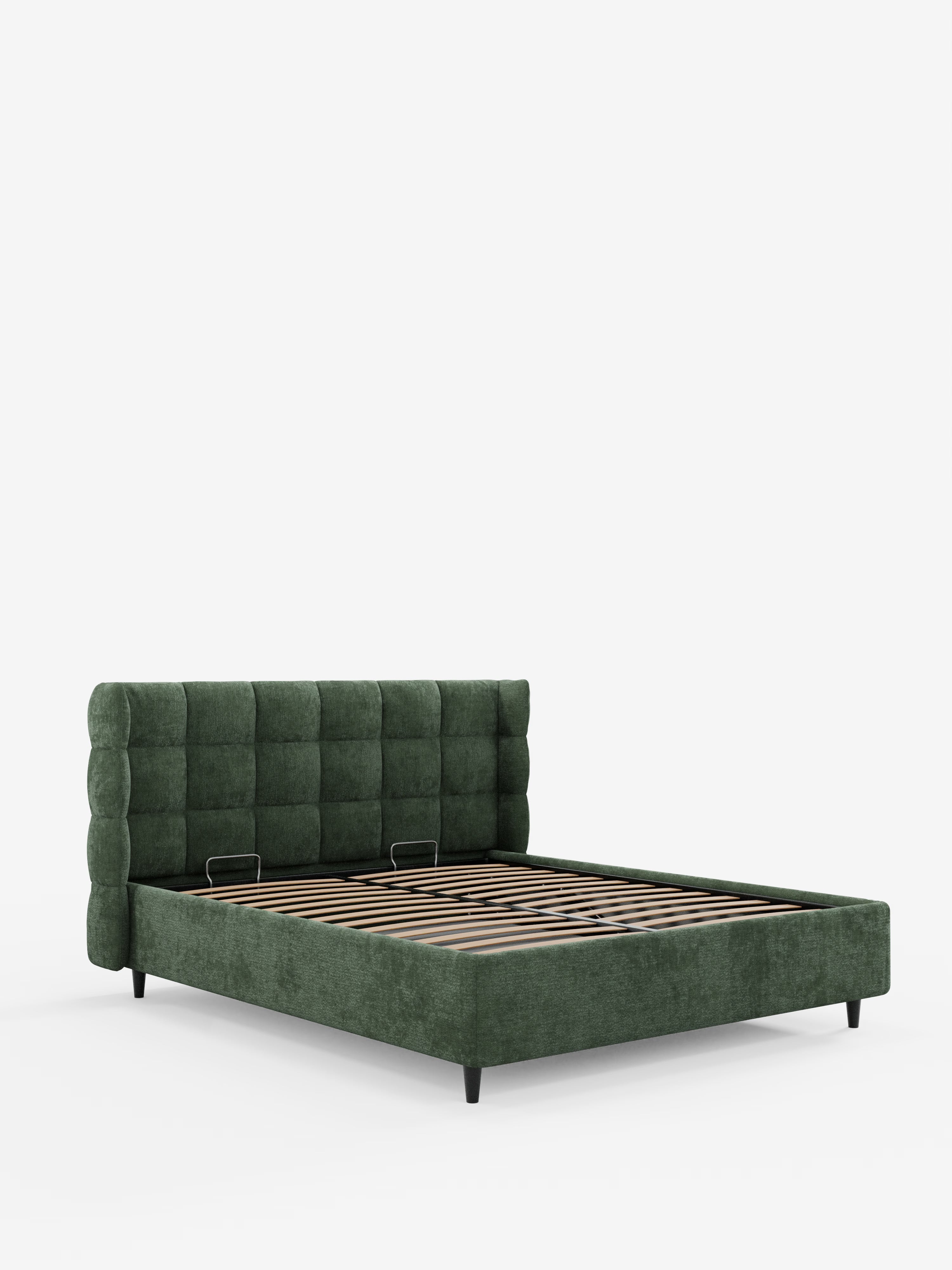 Il letto imbottito RAGNAR di Letti.store è un moderno letto a piattaforma imbottito di colore verde, dotato di un ampio vano contenitore e di una testiera alta e avvolgente, caratterizzata dal classico motivo a griglia capitonné. Realizzato in un elegante tessuto certificato Oeko-Tex®, questo letto poggia su gambe nere inclinate e presenta doghe in legno a vista per il sostegno del materasso. Il prodotto è fotografato su uno sfondo bianco a tinta unita.