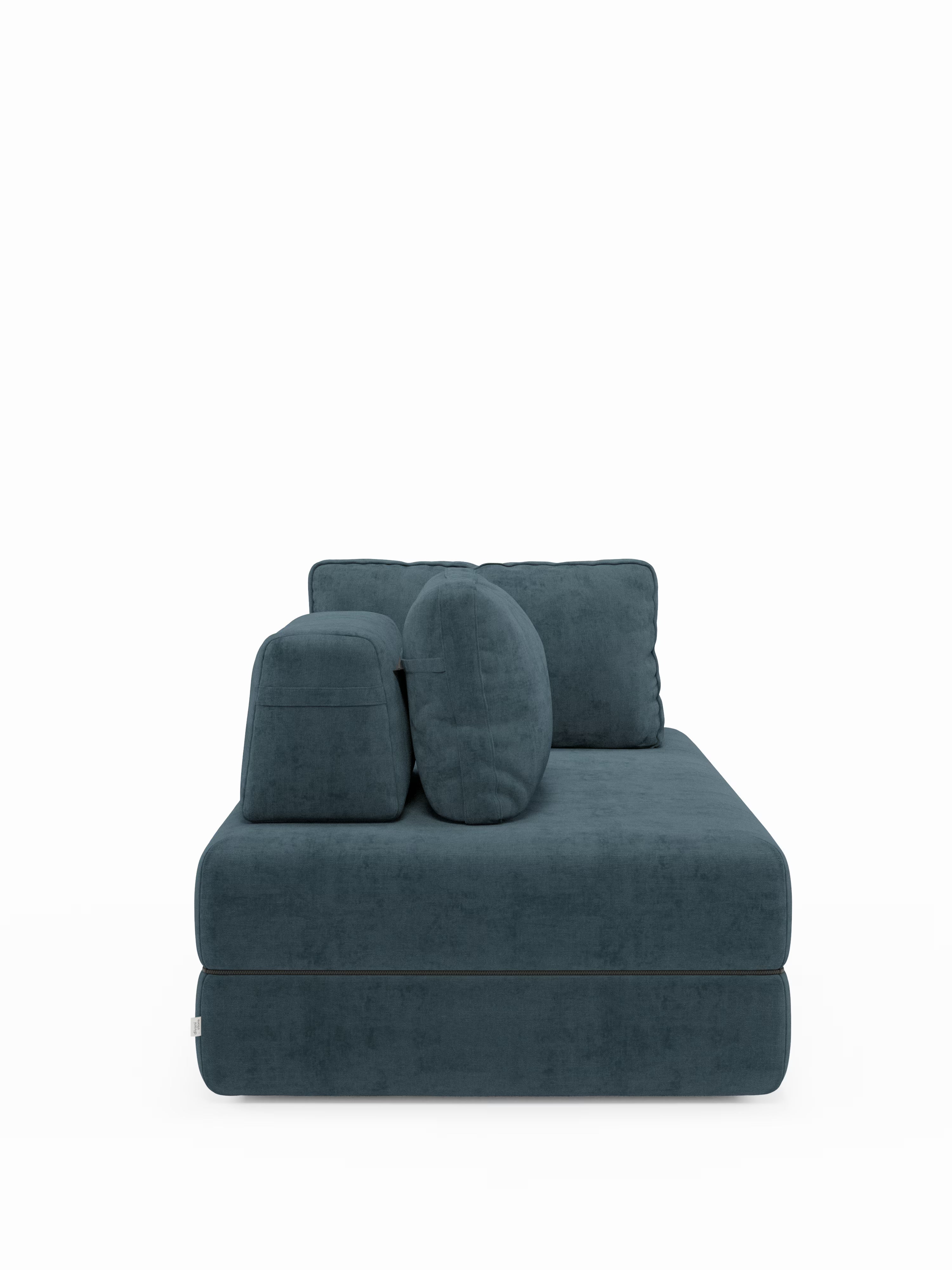 Un "Rift divano letto matrimoniale" contemporaneo in blu intenso di Divani.Store, caratterizzato da sezioni modulari con due cuscini dello schienale rimovibili e un bracciolo a forma di cuneo. La comoda seduta rettangolare è rivestita in morbido tessuto testurizzato e include un materasso in memory foam T31 alto 22 cm per un comfort ottimale, che si distingue per le linee pulite e minimaliste su uno sfondo bianco.