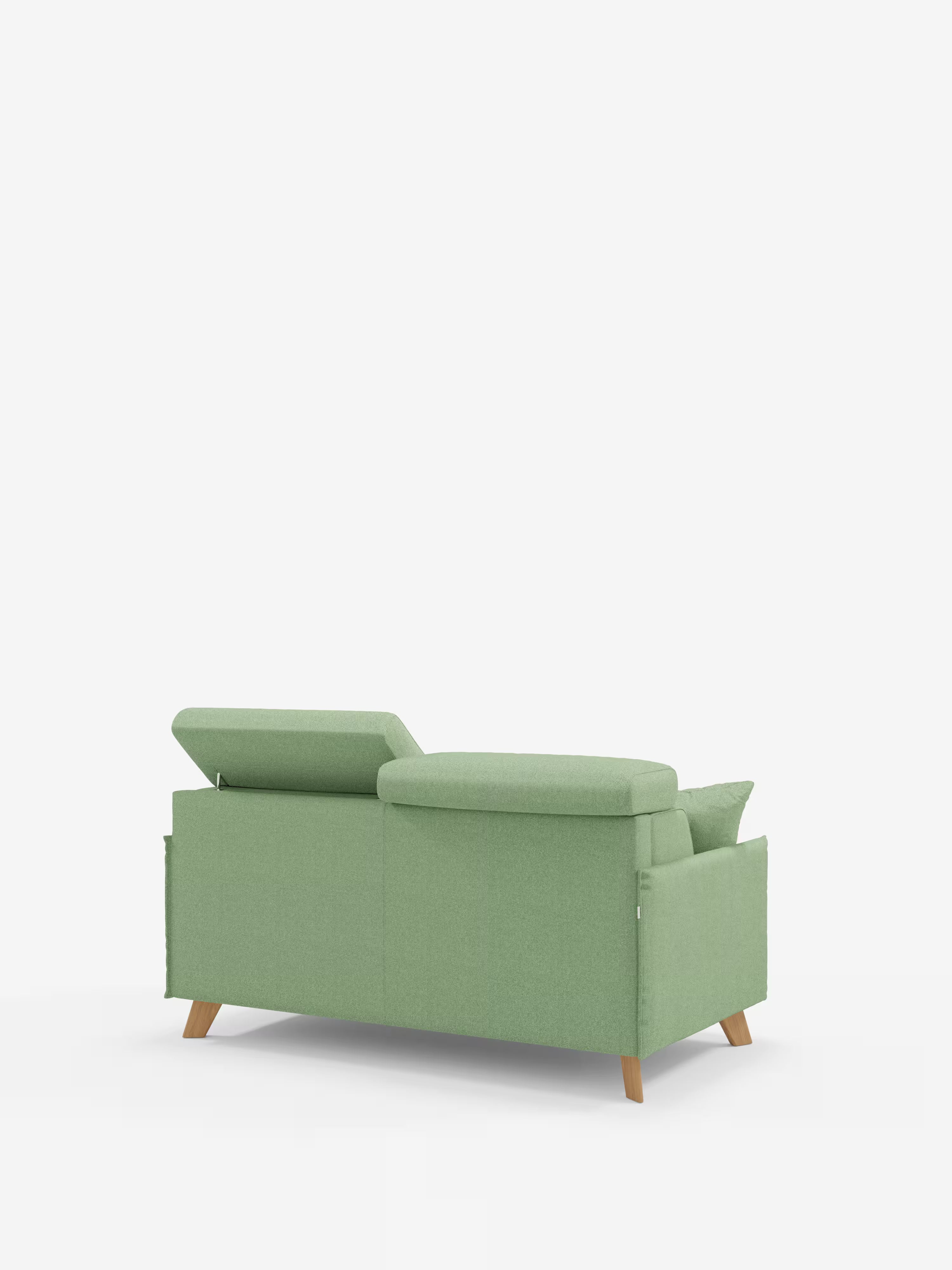 Il divano letto matrimoniale Sole di Divani.Store, rivestito in tessuto verde chiaro, è esposto su uno sfondo bianco. Caratterizzato da un design compatto, moderno e squadrato, con due cuscini di seduta e gambe in legno, questo divano è dotato di poggiatesta regolabili — uno rialzato e l’altro abbassato — che ne mettono in risalto la funzione reclinabile. Il tessuto T23, resistente alle macchie e sfoderabile al 100%, coniuga lo stile contemporaneo con la praticità.