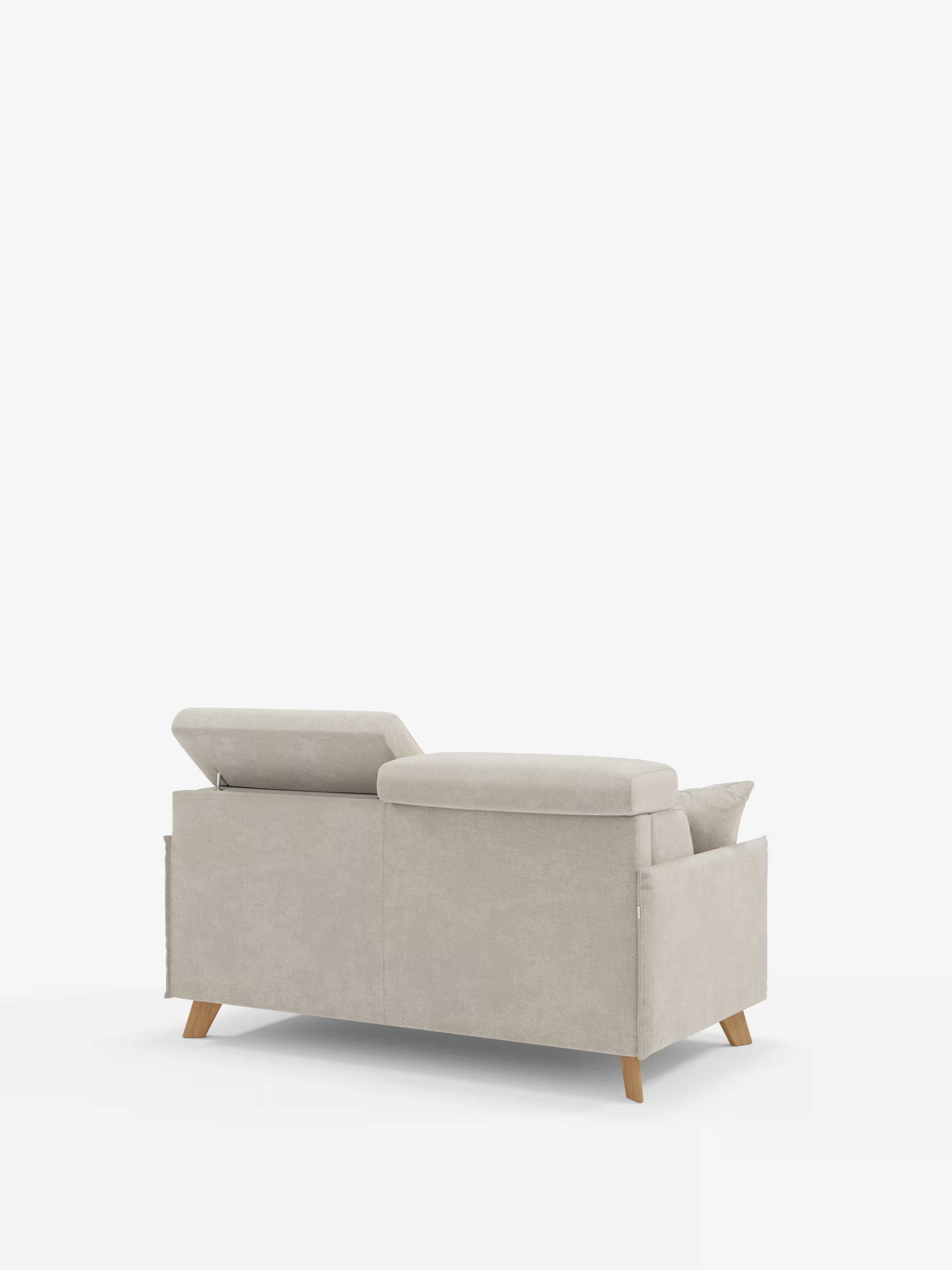 Il divano letto matrimoniale Sole di Divani.Store, in beige chiaro, caratterizzato da un design moderno con gambe angolari in legno e rivestimento in tessuto T23 completamente sfoderabile e resistente alle macchie, è ripreso nella vista posteriore. Entrambi i poggiatesta laterali sono regolabili — quello di sinistra è sollevato mentre quello di destra rimane piatto — a sottolineare il suo fascino in stile scandinavo. Il divano è posizionato su uno sfondo bianco a tinta unita.