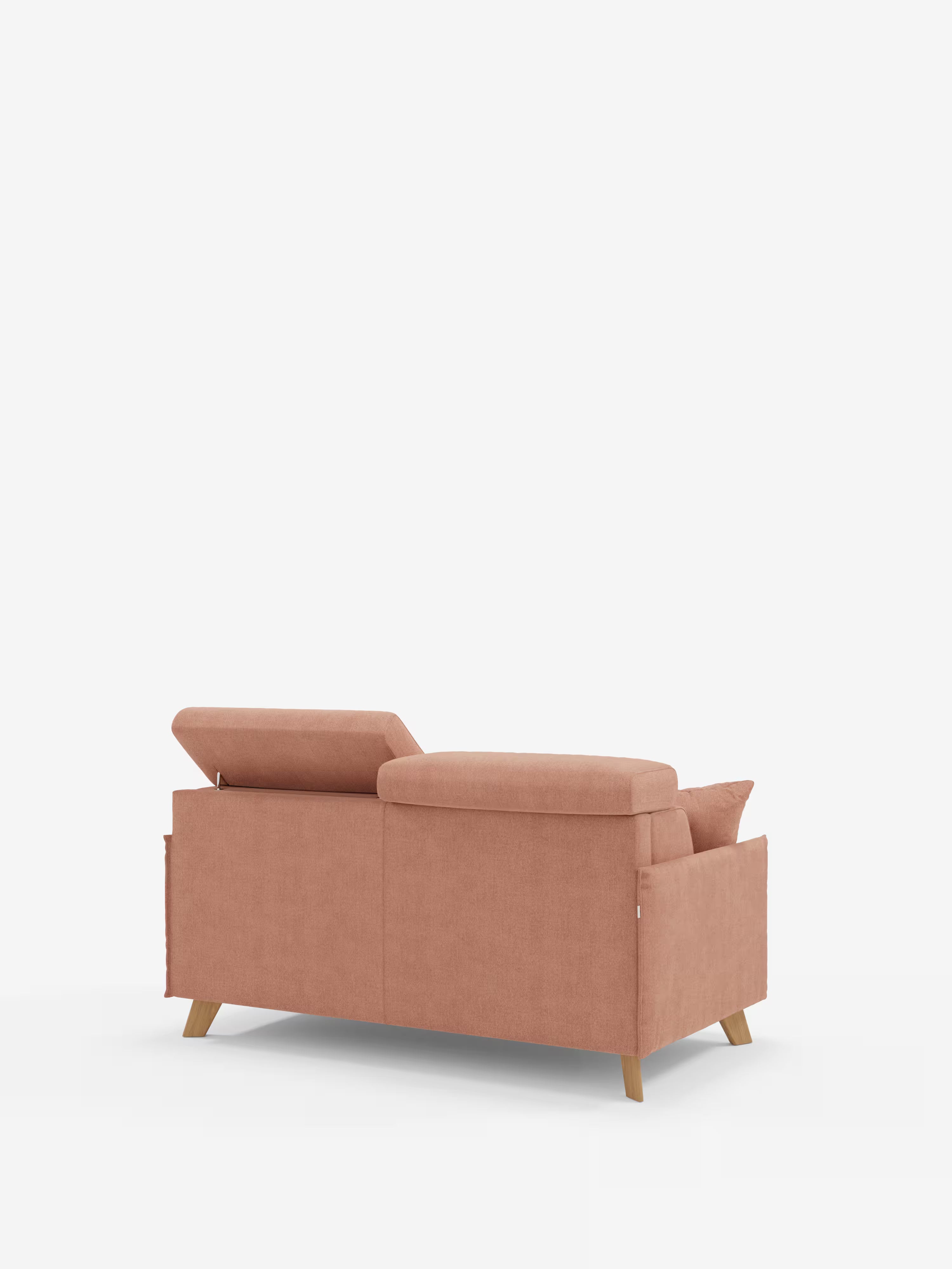 Il divano letto matrimoniale Sole di Divani.Store è un divano moderno in stile scandinavo, color rosa antico, raffigurato su uno sfondo bianco. Caratterizzato da gambe in legno e schienali divisi — uno reclinabile, l’altro verticale — per mettere in risalto i poggiatesta reclinabili, questo design minimalista e squadrato con morbidi cuscini lo rende un divano letto compatto ideale per gli spazi abitativi contemporanei. Il divano è sfoderabile al 100% in tessuto smacchiabile T23 per una facile pulizia.