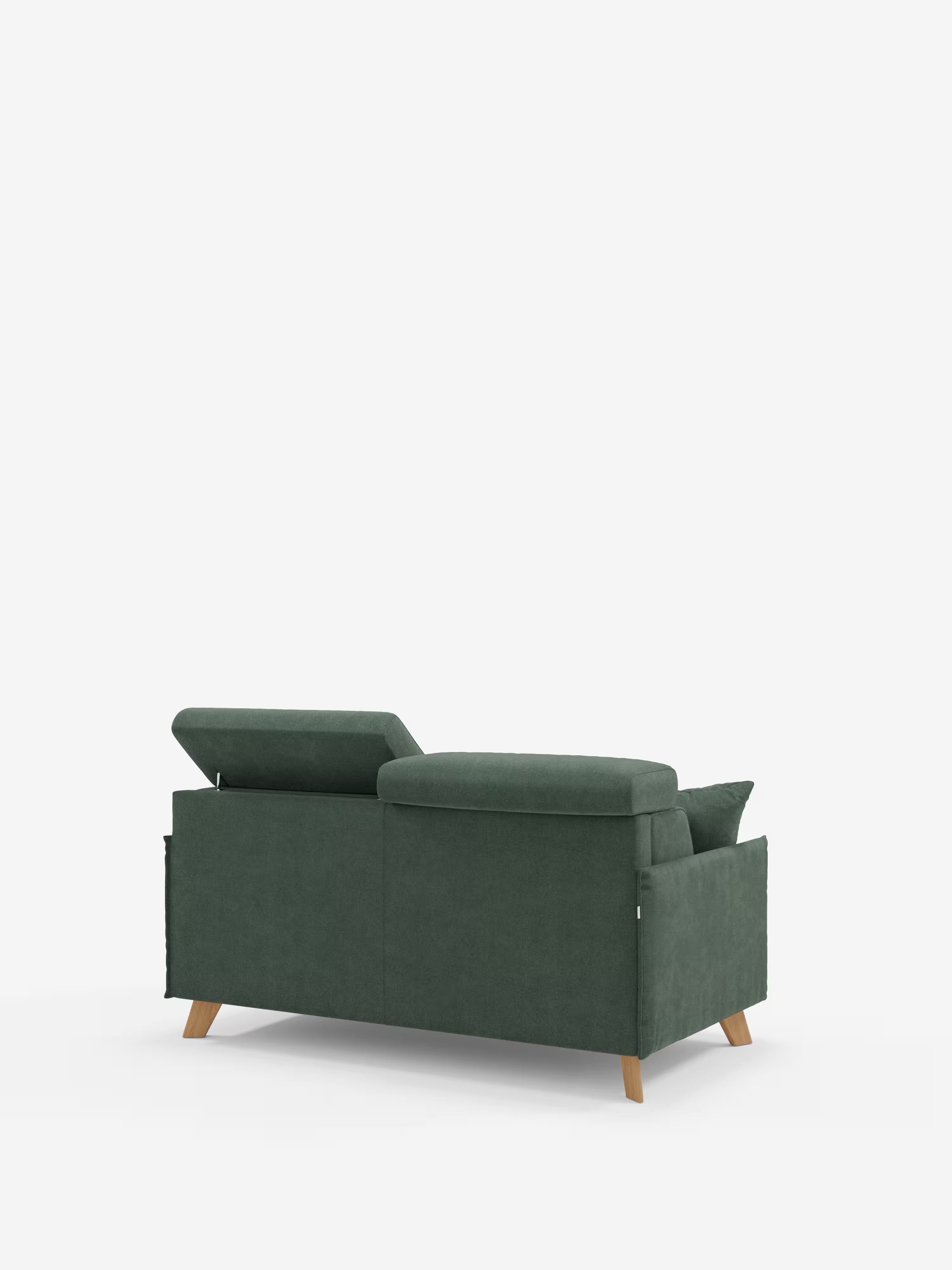 Un divano letto matrimoniale Sole di Divani.Store, dalle linee compatte e di colore verde scuro, è esposto su uno sfondo bianco, posizionato in modo da mettere in risalto lo schienale e il profilo laterale. Caratterizzato da un design moderno di ispirazione scandinava con poggiatesta regolabili, gambe in legno chiaro e un rivestimento in morbido tessuto T23 antimacchia completamente sfoderabile, questo divano dal gusto minimalista è presentato da solo, senza altri oggetti visibili.