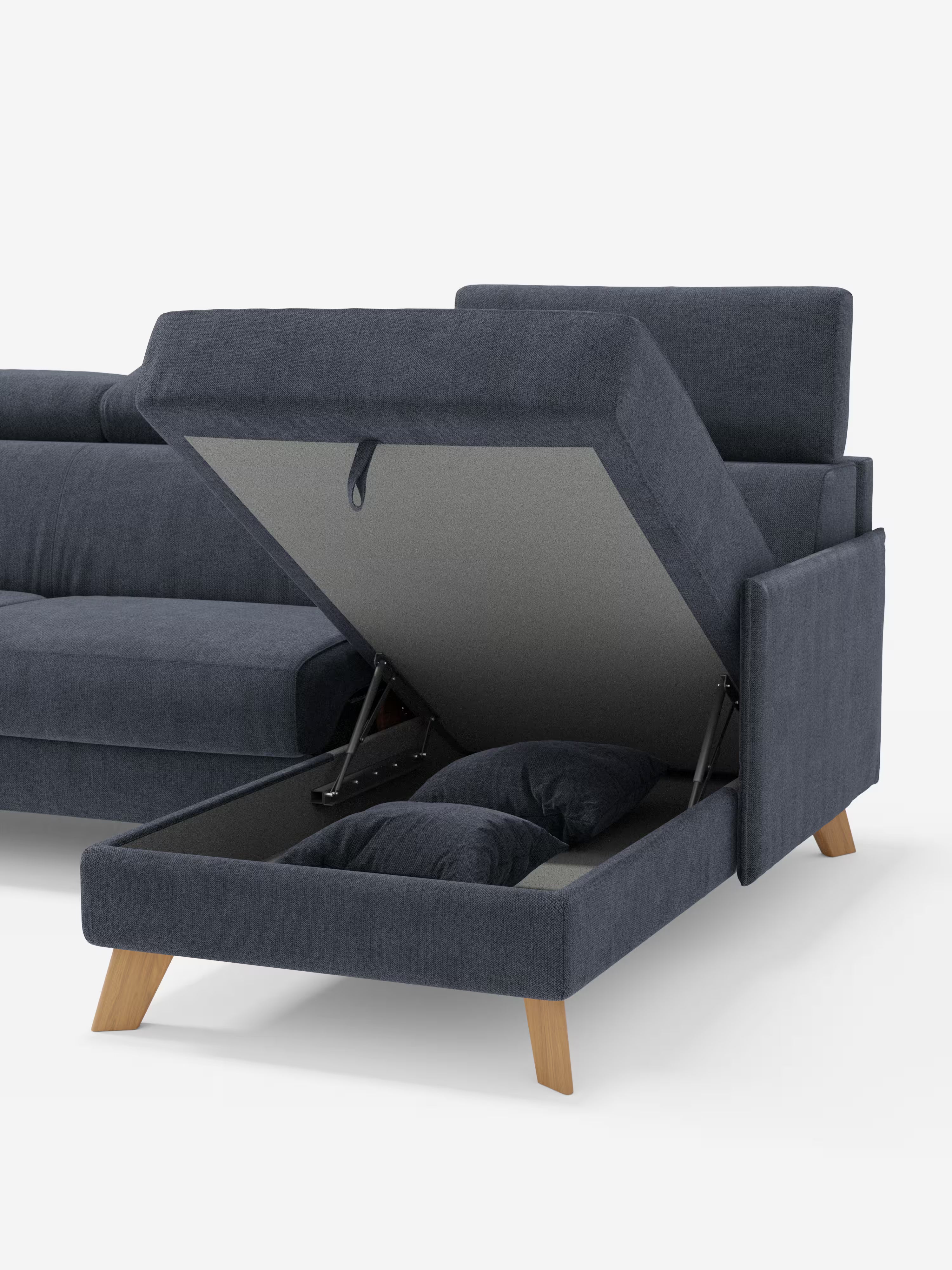 Il divano letto matrimoniale angolare con penisola contenitore e poggiatesta reclinabili "Sole" di Divani.Store è raffigurato su uno sfondo bianco. Rivestito in tessuto T23 blu scuro antimacchia, questo divano moderno di ispirazione scandinava presenta gambe in legno e una penisola contenitore. La sezione aperta rivela lo spazio interno con due cuscini all'interno, tenuti saldamente in posizione da supporti incernierati.
