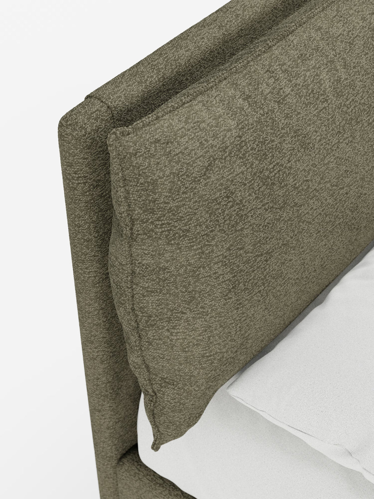 Primo piano del letto imbottito ZAYRON con contenitore e morbidi cuscini regolabili di Letti.store, caratterizzato da una testiera imbottita in tessuto verde oliva con texture, dotata di cuscini regolabili simili a cuscini da letto e dal design moderno, realizzata in materiale certificato Oeko-Tex®. Il letto è abbinato a lenzuola e cuscini bianchi e lisci, che creano un elegante contrasto con la raffinata testiera imbottita. Sfondo bianco a tinta unita.