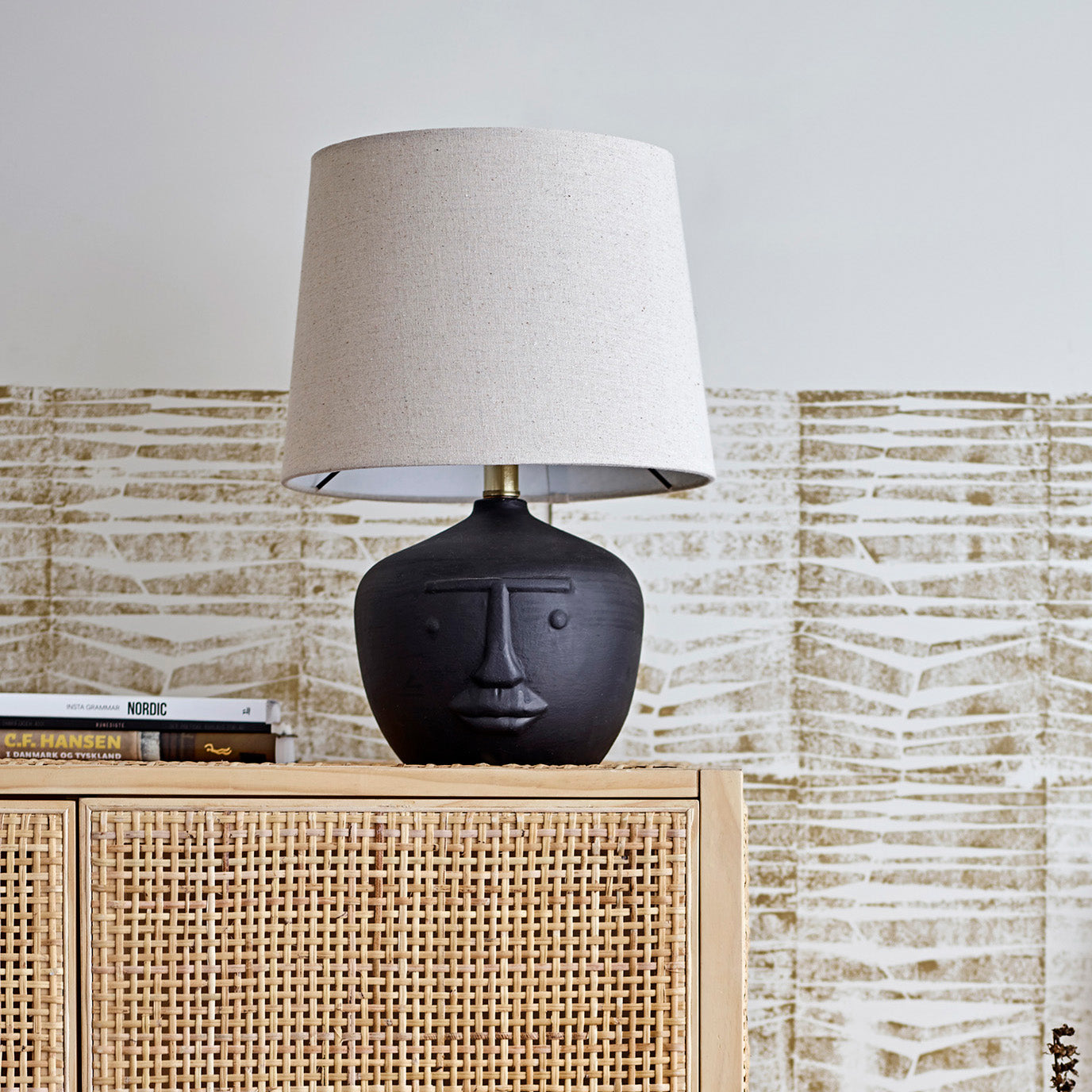 Matheo lampada da tavolo con base in terracotta nera e paralume in lino - divani.store