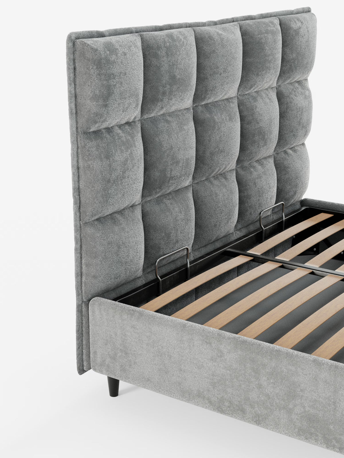 Il letto imbottito AURO con contenitore e testiera capitonné alta in ciniglia Oeko-Tex® di Letti.store è una struttura letto imbottita grigia (letto imbottito contenitore) caratterizzata da una testiera alta e capitonné con motivi quadrati profondi, che ricorda una moderna testiera capitonné. È dotato di robuste doghe in legno per il sostegno del materasso e, come mostrato senza materasso nello stato parzialmente assemblato, rivela i dettagli delle staffe metalliche all’interno della sua struttura