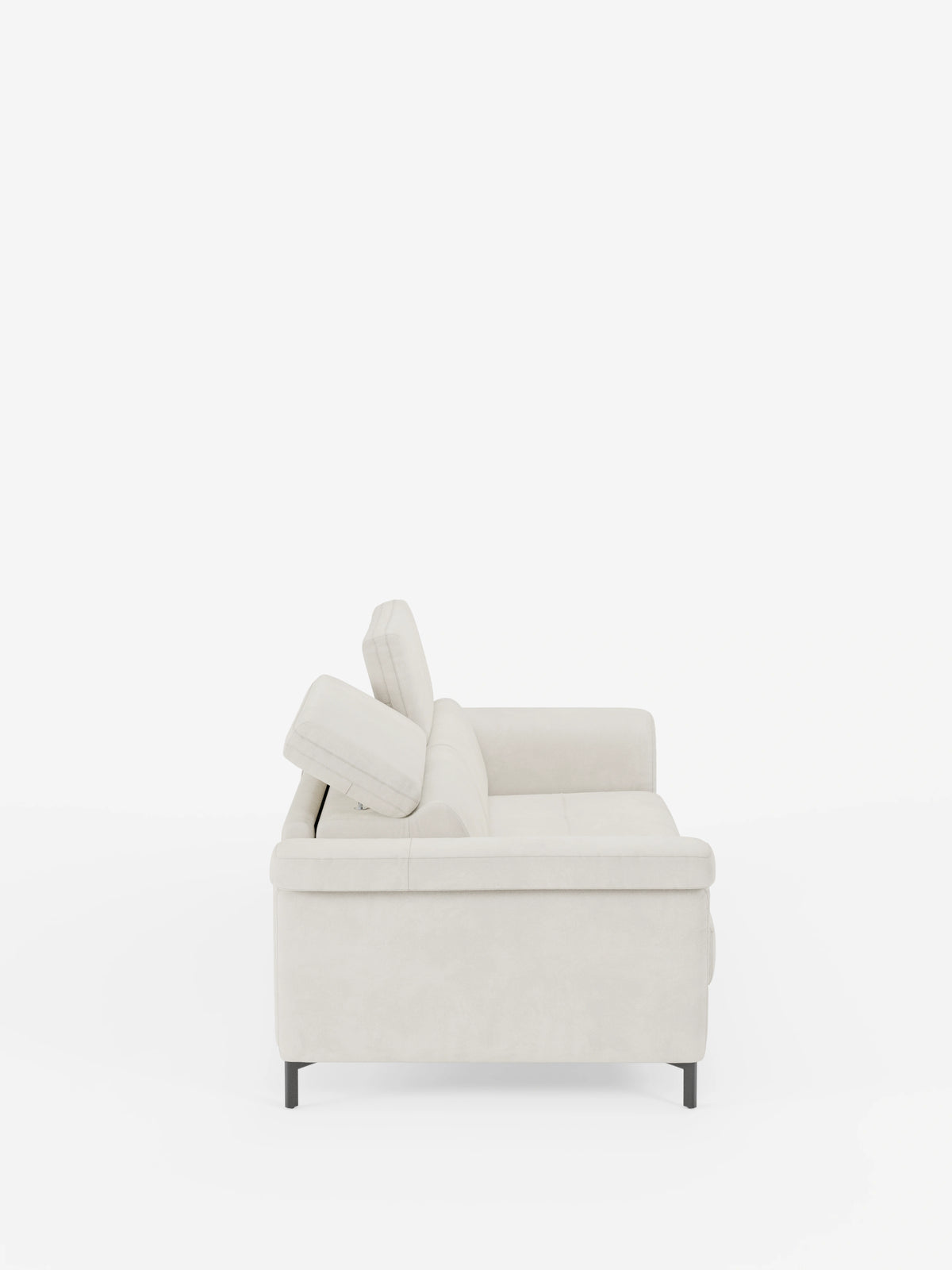 Scopri il divano letto di design Capri con piedini alti di Divani.Store, raffigurato in una vista laterale su sfondo bianco. Rivestito in raffinato tessuto effetto velluto smacchiabile T30, questo divano letto è dotato di due comodi cuscini di seduta e cuscini dello schienale verticali, completati da braccioli sottili e da eleganti gambe in metallo nero per un look minimalista. L’aggiunta di poggiatesta reclinabili e la meticolosa manifattura italiana garantiscono uno stile eccezionale e una lunga durata.
