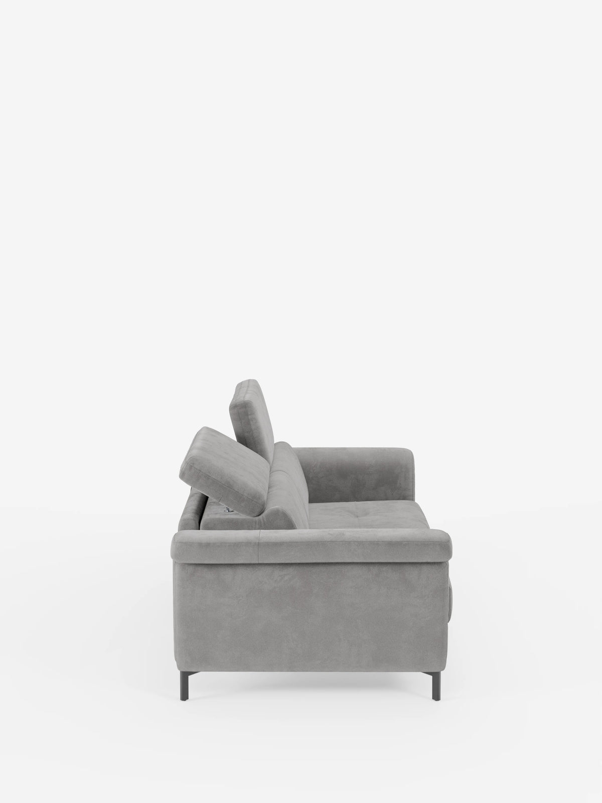 Vista laterale del divano letto di design Capri di Divani.Store, caratterizzato da un raffinato tessuto T30 effetto velluto grigio antimacchia, sottili gambe alte in metallo nero, schienali angolati con poggiatesta reclinabili, una seduta morbida e braccioli dritti, il tutto su uno sfondo bianco a tinta unita.