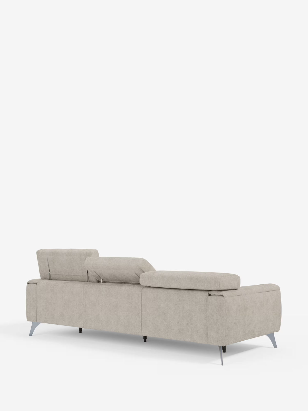 Un divano contemporaneo Caravaggio a 4 posti con tre sedute scorrevoli di Divani.Store, rivestito in tessuto T31 facile da pulire, con tre poggiatesta reclinabili ed eleganti gambe in metallo, è raffigurato di retro su uno sfondo bianco a tinta unita. Il divano presenta linee pulite e un rivestimento morbido, incarnando un design minimalista e moderno.