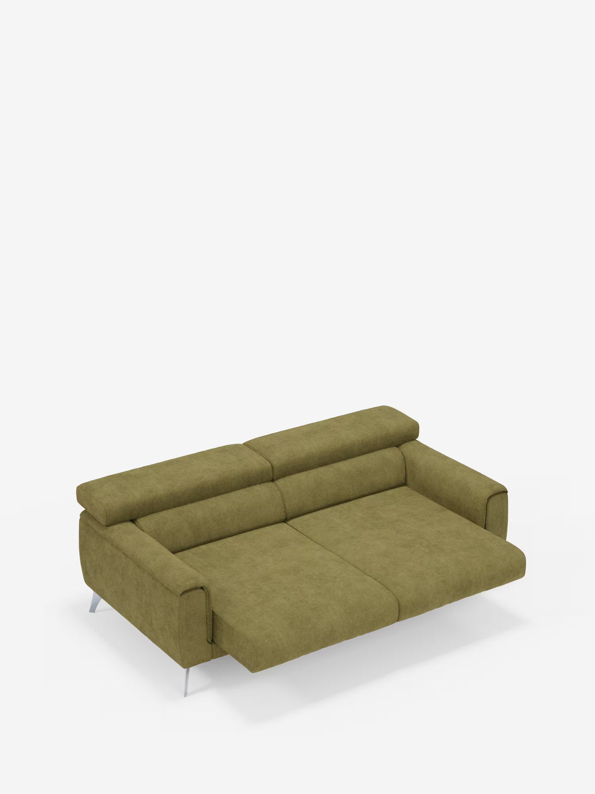 Il divano Caravaggio a 2 e 3 posti di Divani.Store, dotato di sedute estensibili e poggiatesta reclinabili, rivestito in elegante tessuto T31 antimacchia, è raffigurato in verde oliva, completamente esteso in posizione piana da letto, con ampi braccioli e gambe in metallo, su uno sfondo bianco a tinta unita.
