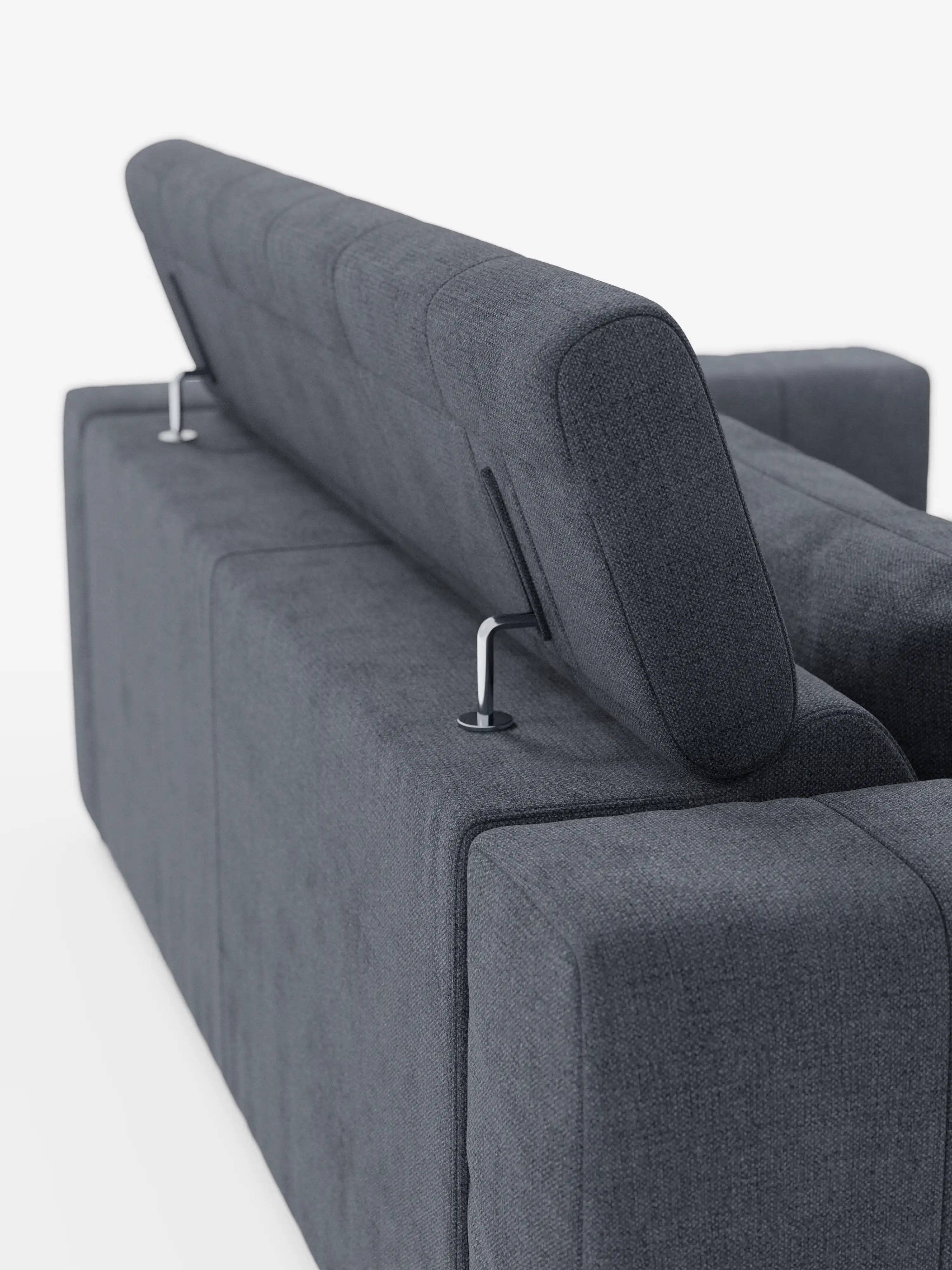 Il divano a 3 posti Doric di Divani.Store è raffigurato di retro in un moderno tessuto smacchiabile grigio scuro (T23), caratterizzato da un poggiatesta reclinabile sostenuto da due aste metalliche. Questo divano sfoderabile presenta linee pulite, braccioli squadrati ed è ripreso su uno sfondo bianco a tinta unita. Il design prevede sedute allungabili con funzione relax elettrica per un maggiore comfort.