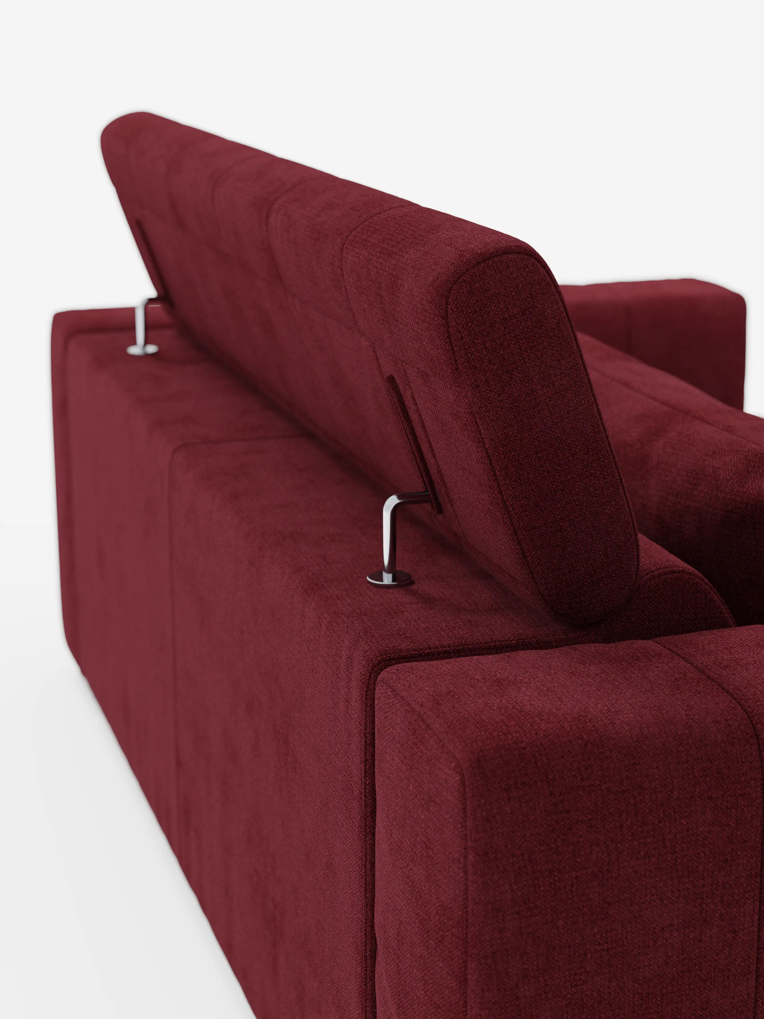 Un divano a tre posti in stile dorico contemporaneo di colore rosso intenso di Divani.Store, dotato di sedute estensibili con funzione relax elettrica e poggiatesta reclinabile in tessuto T23 facile da pulire. I braccioli cubici e le linee slanciate e minimaliste del divano sono ripresi da dietro e dall’alto, mettendo in risalto il morbido rivestimento sostenuto da due aste metalliche.