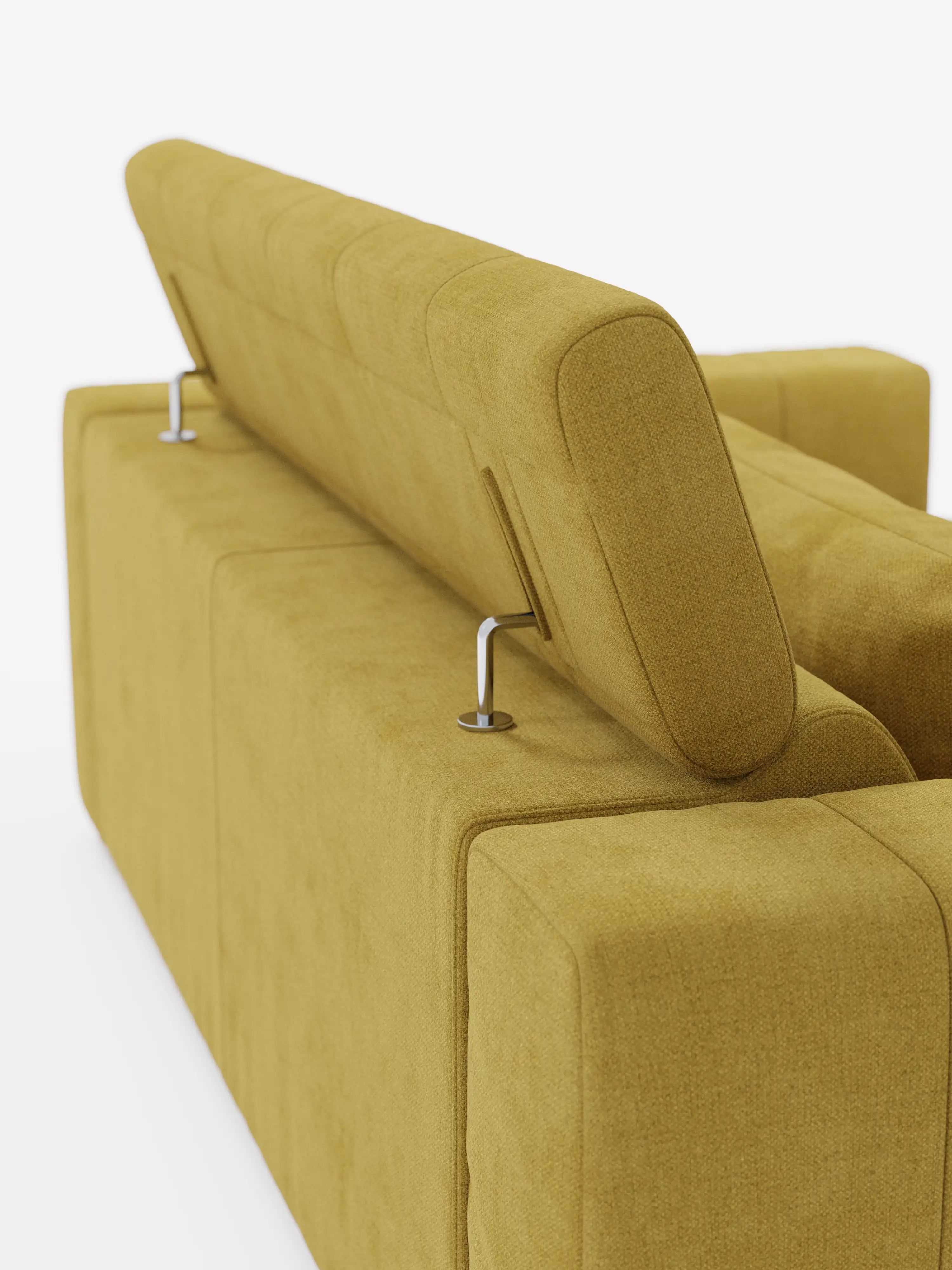 Un divano a 3 posti in stile dorico color giallo senape di Divani.Store, caratterizzato da sedute estensibili con funzione di relax elettrica e da un poggiatesta mobile e rialzato sostenuto da aste metalliche. L'immagine mette in risalto il moderno rivestimento in tessuto smacchiabile T23 e le linee pulite e squadrate del divano sfoderabile, concentrandosi sullo schienale e sul profilo laterale su uno sfondo bianco a tinta unita.