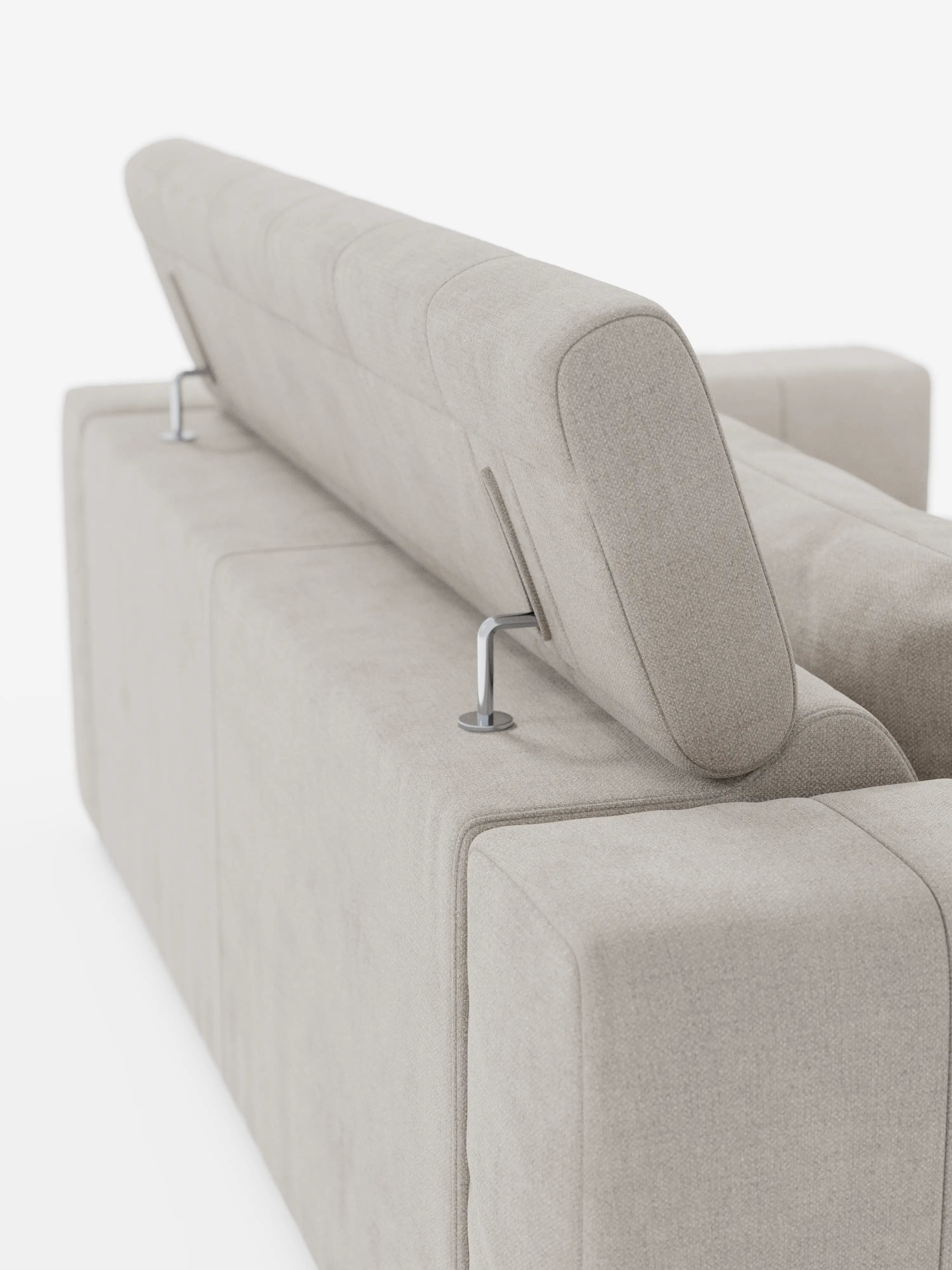 Nella foto, vista dal lato posteriore sinistro, è raffigurato un divano a tre posti Doric color beige di Divani.Store, con rivestimento smacchiabile T23 e poggiatesta reclinabile. Il poggiatesta rialzato con supporti in metallo mette in risalto le linee pulite e moderne del divano e la morbida trama del tessuto su uno sfondo bianco a tinta unita.