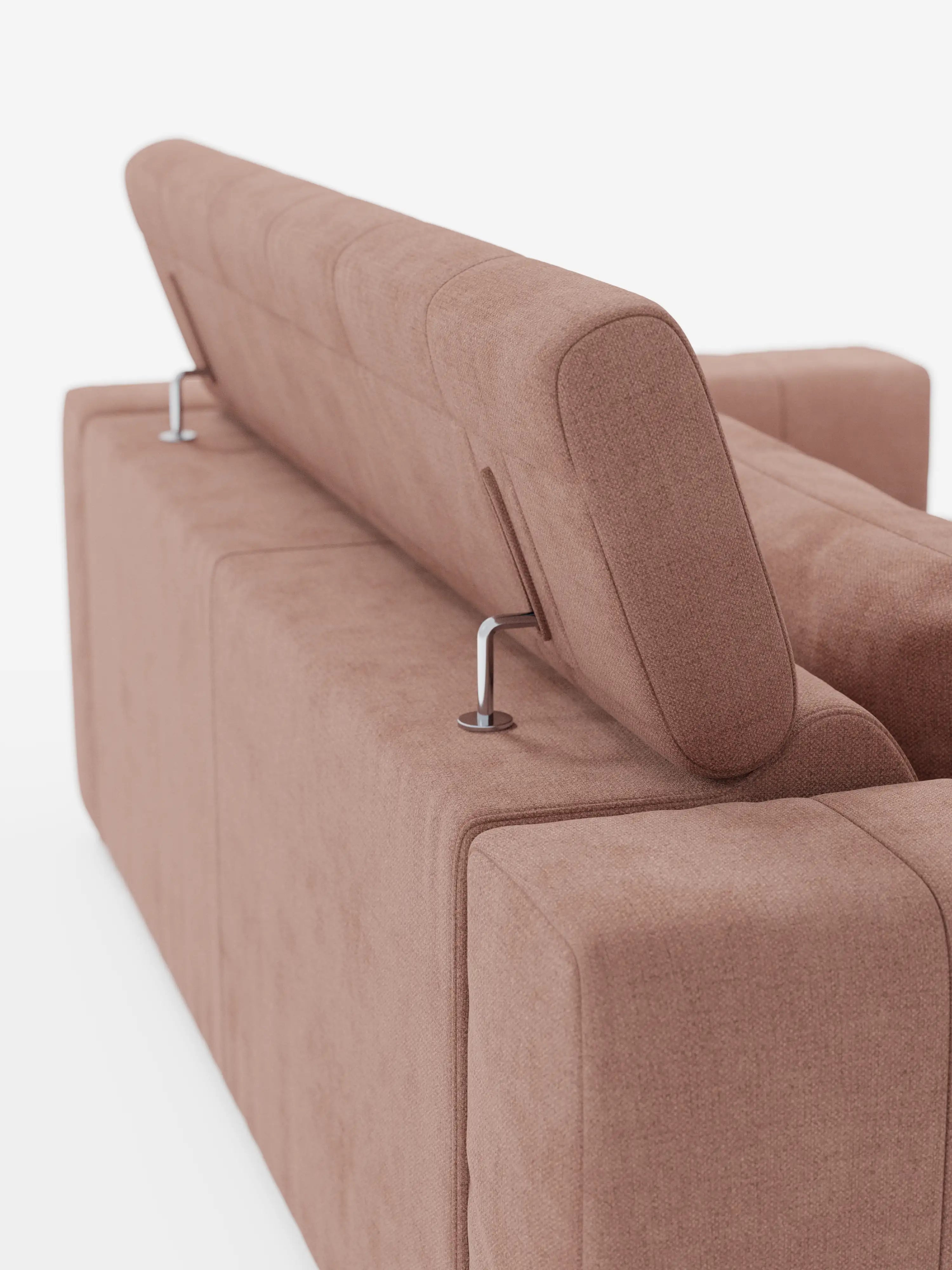 Vista posteriore del divano dorico a 3 posti di Divani.Store, realizzato in un moderno tessuto T23 marrone chiaro di facile pulizia, dotato di seduta estensibile elettricamente e poggiatesta reclinabile sostenuto da eleganti aste metalliche, qui raffigurato parzialmente sollevato. Il design contemporaneo di questo divano mette in risalto le linee pulite e il morbido rivestimento su uno sfondo bianco, riflettendo un’eleganza minimalista e uno stile moderno.