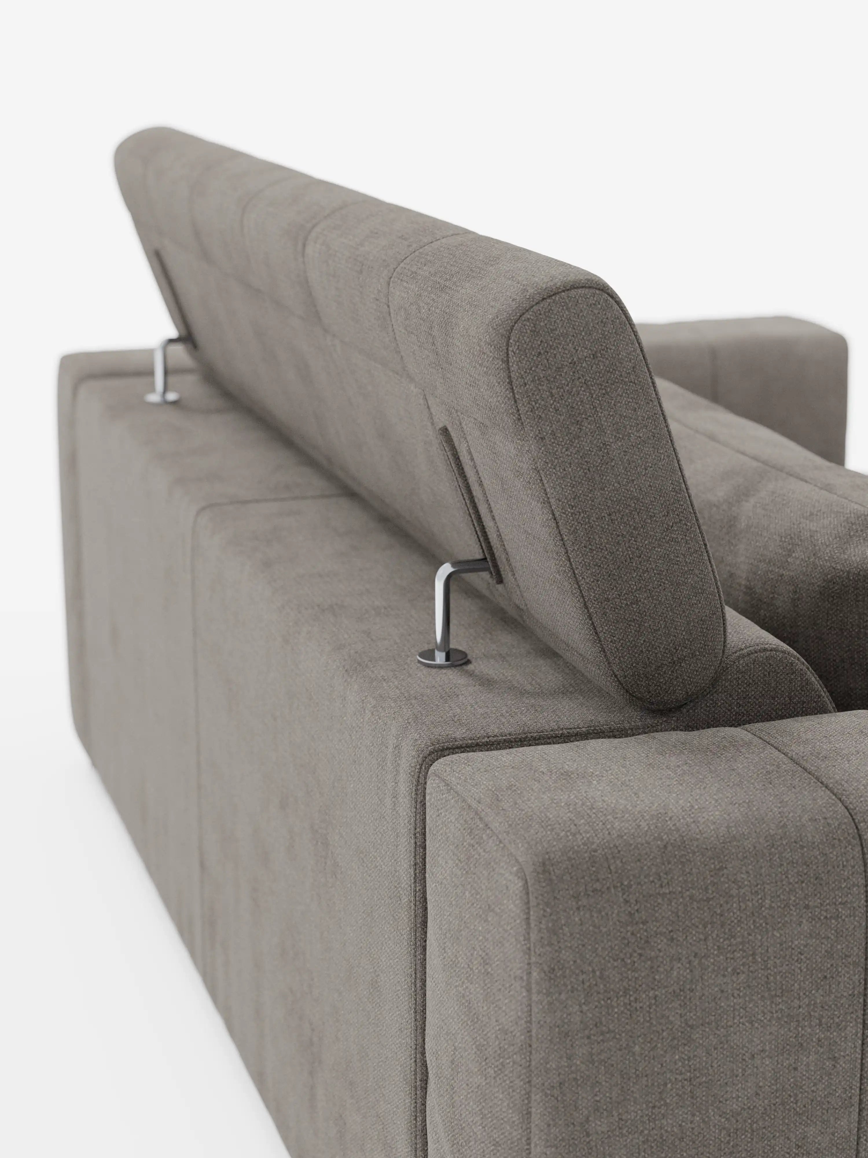 Una vista ravvicinata della parte posteriore del divano dorico a 3 posti con sedute allungabili tramite meccanismo relax elettrico di Divani.Store, rivestito in tessuto T23 grigio antimacchia. Il divano è dotato di poggiatesta regolabili montati su eleganti supporti in metallo, che ne esaltano le linee pulite e il design minimalista su uno sfondo bianco a tinta unita.