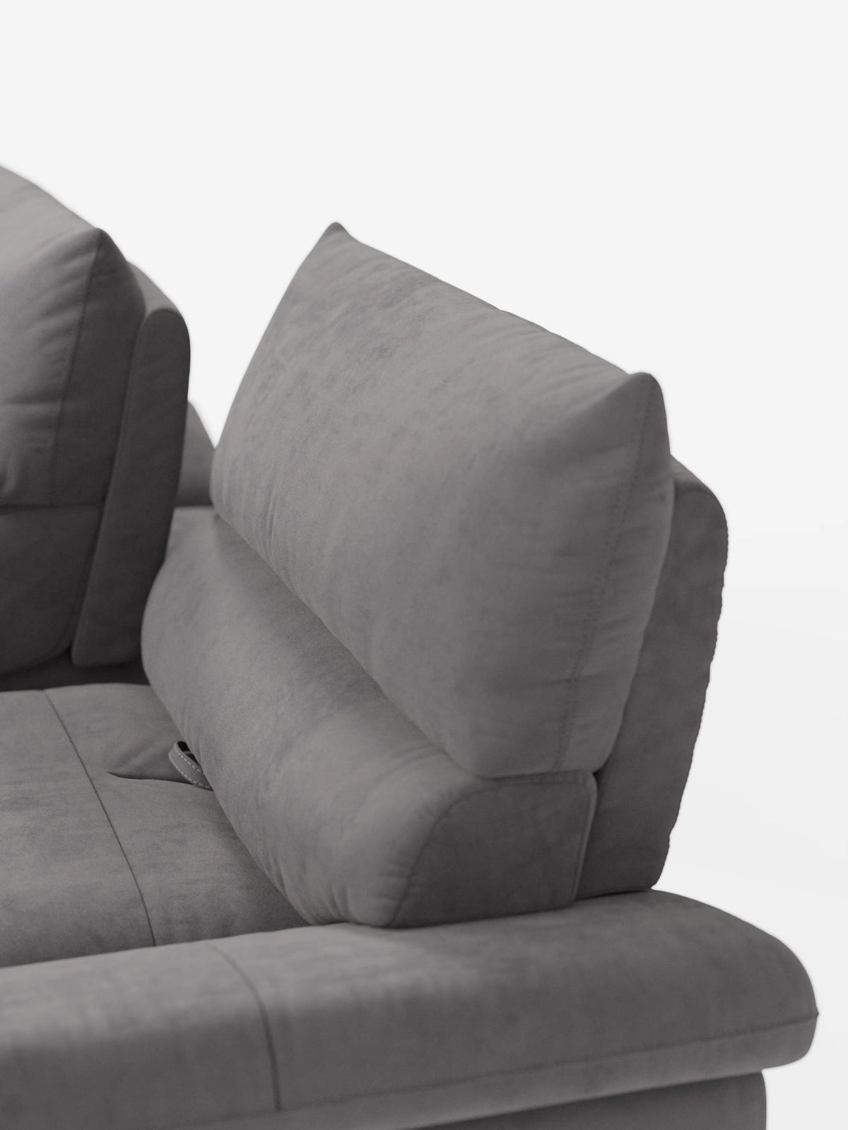 Un primo piano del divano Eclipse dal design moderno a 2 e 3 posti di Divani.Store ne mette in risalto l’elegante rivestimento in microfibra grigia smacchiabile T11, i morbidi cuscini dello schienale angolati con schienali traslanti per un sostegno personalizzabile e la struttura sospesa con piedini alti. Su uno sfondo bianco a tinta unita, questo divano contemporaneo diventa il punto focale dell’immagine grazie alle sue linee pulite e al comfort invitante.