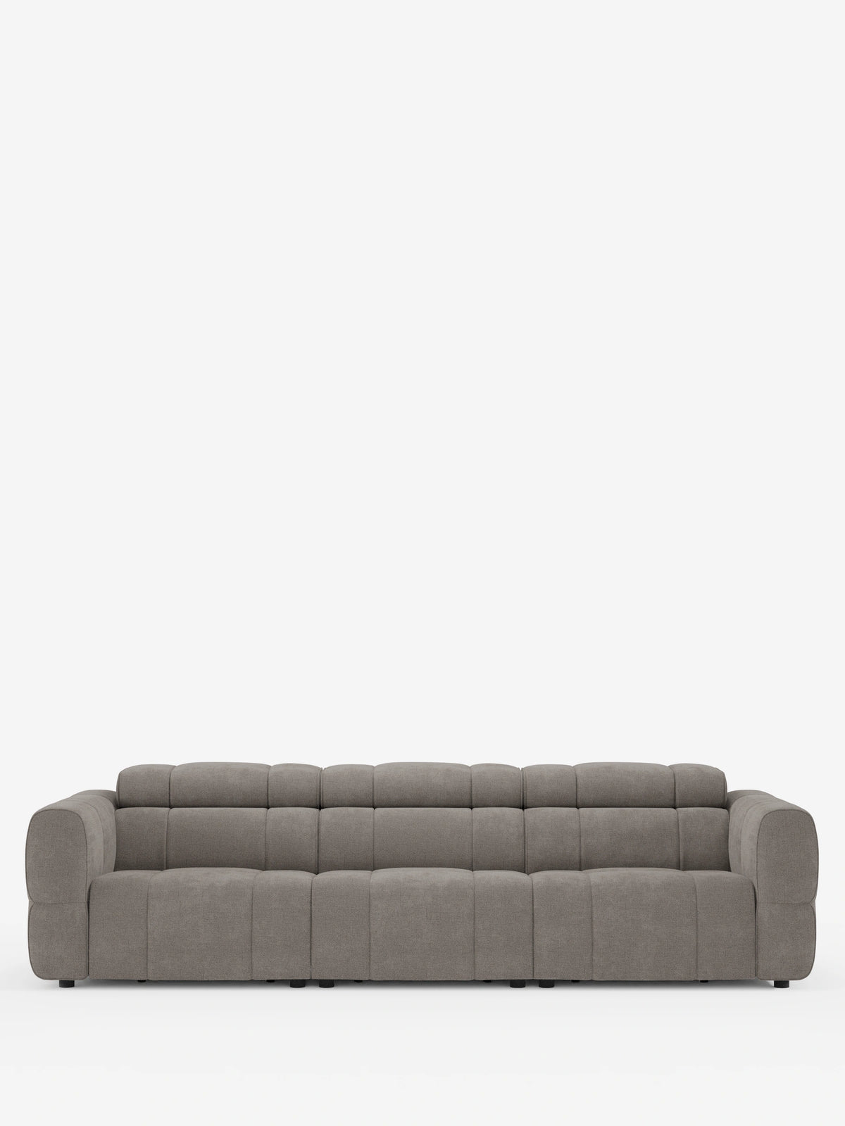 Un divano modulare contemporaneo Giotto a 4 posti con poggiatesta reclinabili e funzione relax elettrica opzionale, rivestito in tessuto smacchiabile T23 color taupe, si staglia su uno sfondo bianco, caratterizzato da un motivo trapuntato e da ampi braccioli.