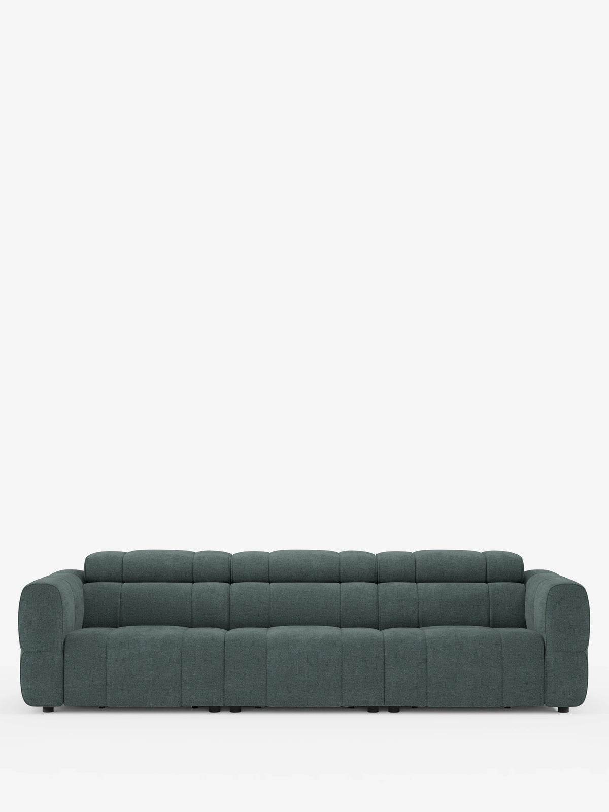 Un divano modulare contemporaneo “Giotto” a 4 posti con poggiatesta reclinabili e funzione relax elettrica opzionale, rivestito in tessuto smacchiabile T23 color verde acqua, si staglia su uno sfondo bianco con una silhouette bassa e squadrata, cuciture verticali e poggiatesta.